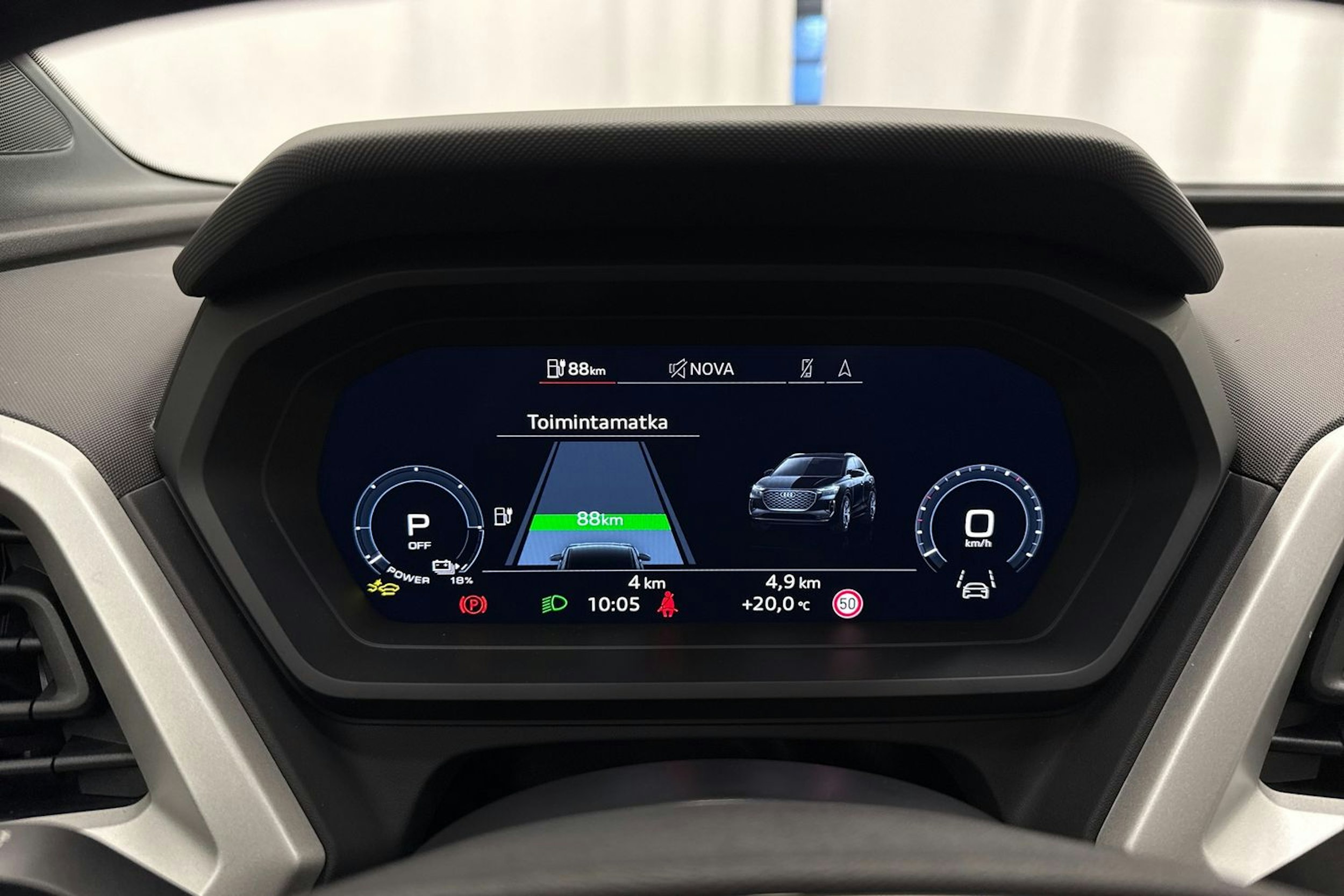 met. harmaa Audi Q4 e-tron 2026 kuva 17.