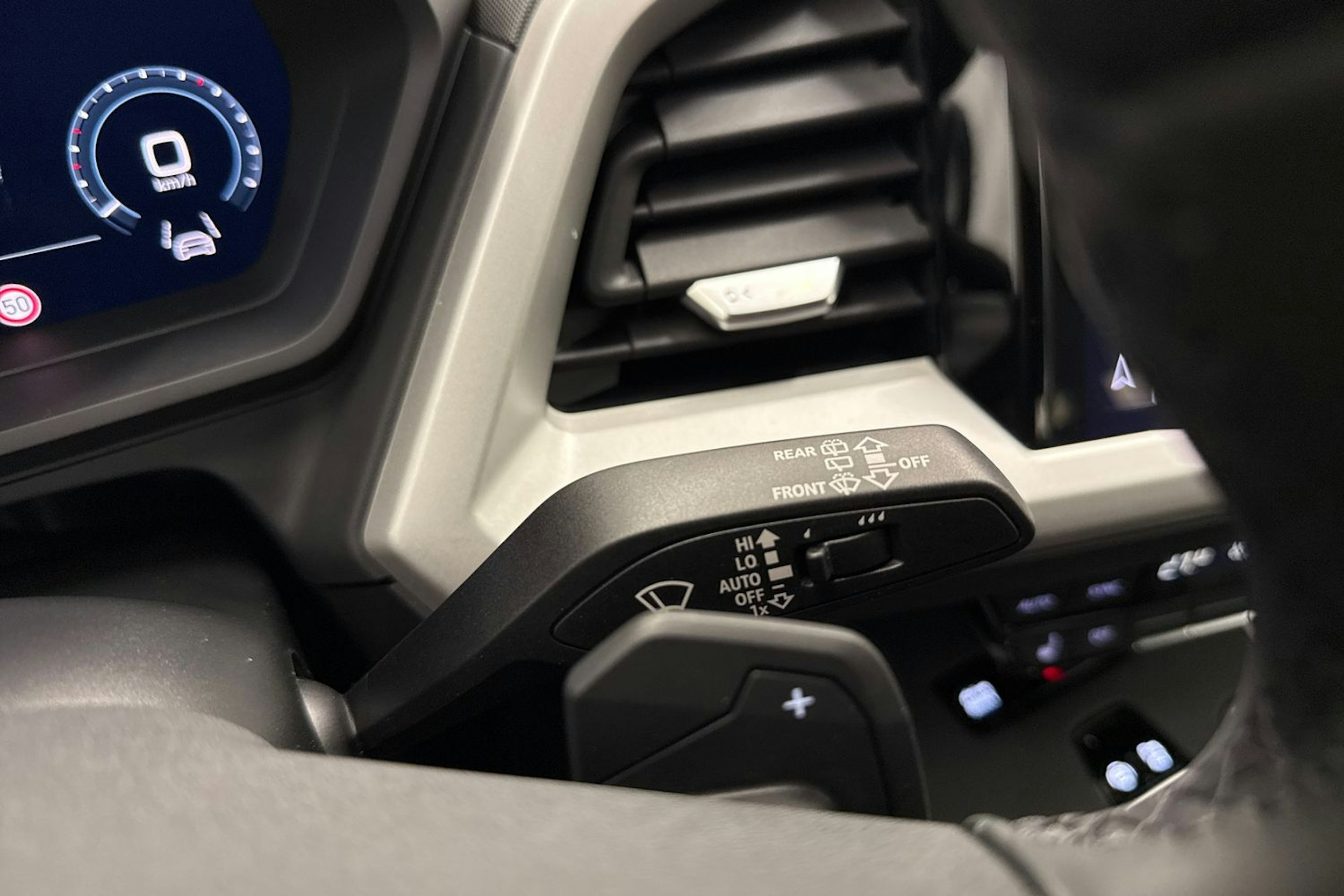 met. harmaa Audi Q4 e-tron 2026 kuva 19.