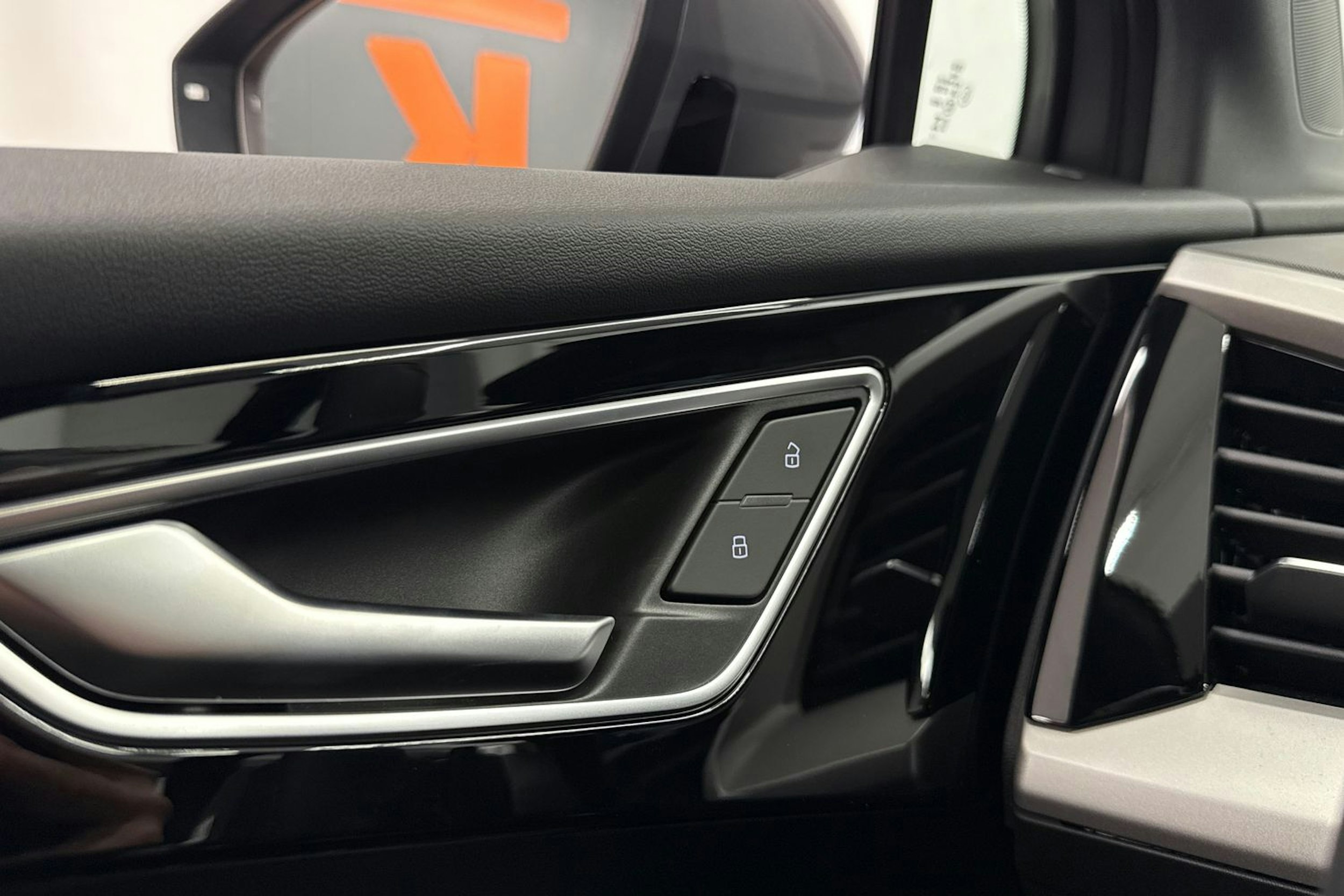 met. harmaa Audi Q4 e-tron 2026 kuva 22.