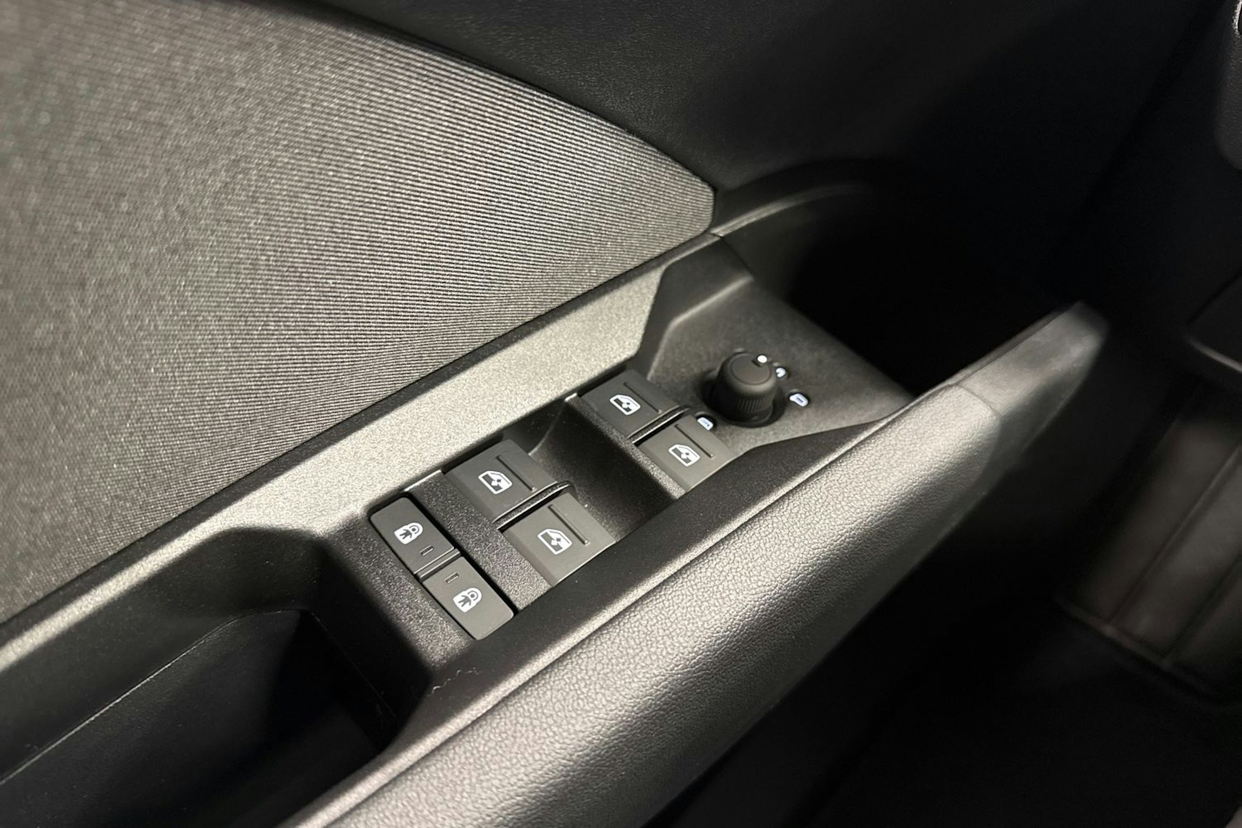 met. harmaa Audi Q4 e-tron 2026 kuva 23.