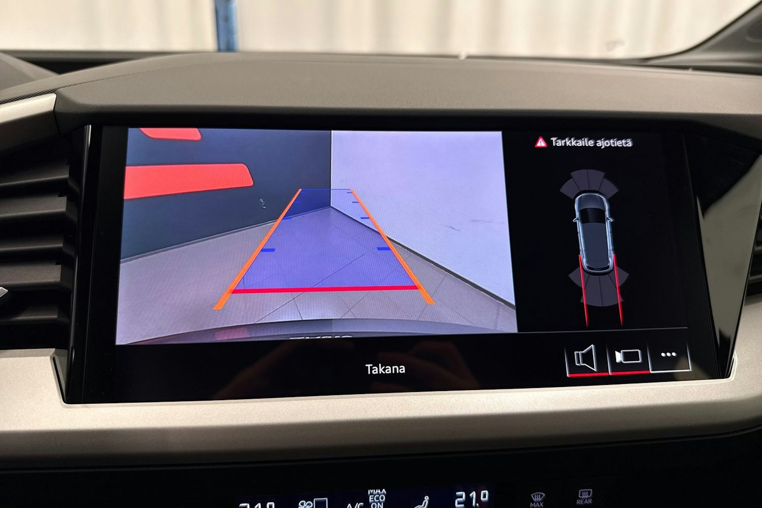 met. harmaa Audi Q4 e-tron 2026 kuva 27.