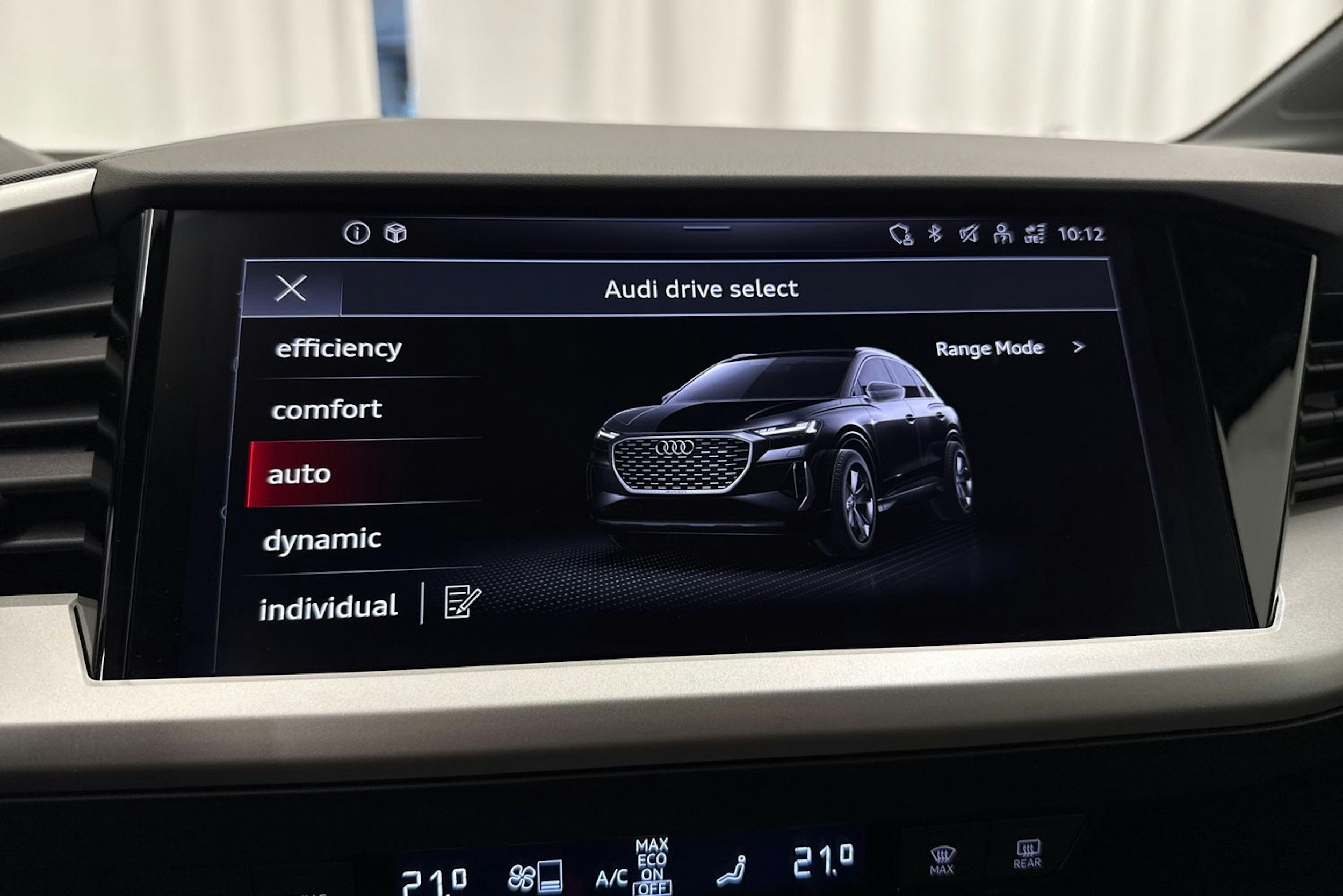 met. harmaa Audi Q4 e-tron 2026 kuva 32.