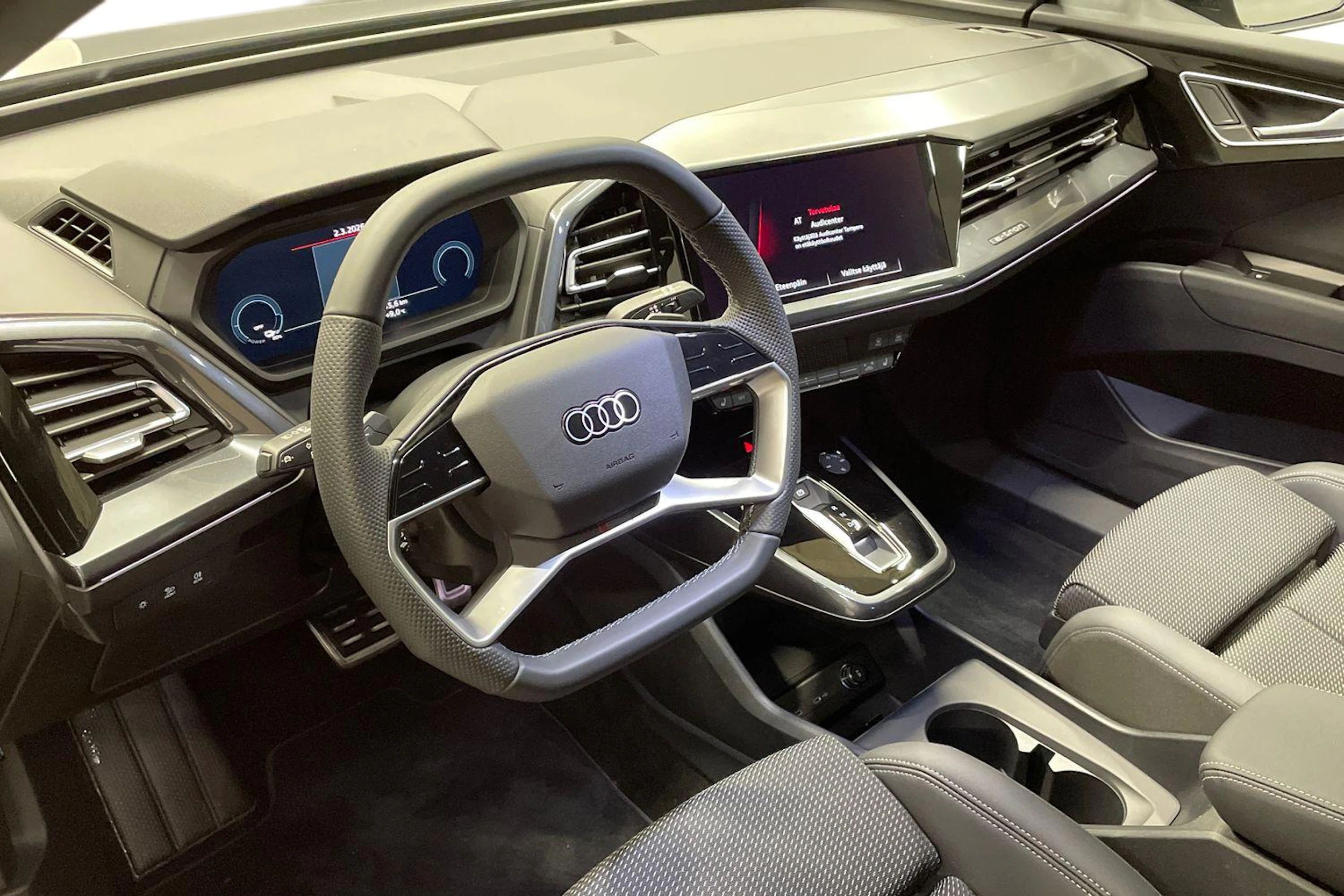 harmaa Audi Q4 e-tron 2026 kuva 6.