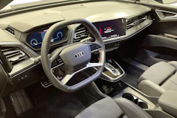 harmaa Audi Q4 e-tron 2026 kuva 6.