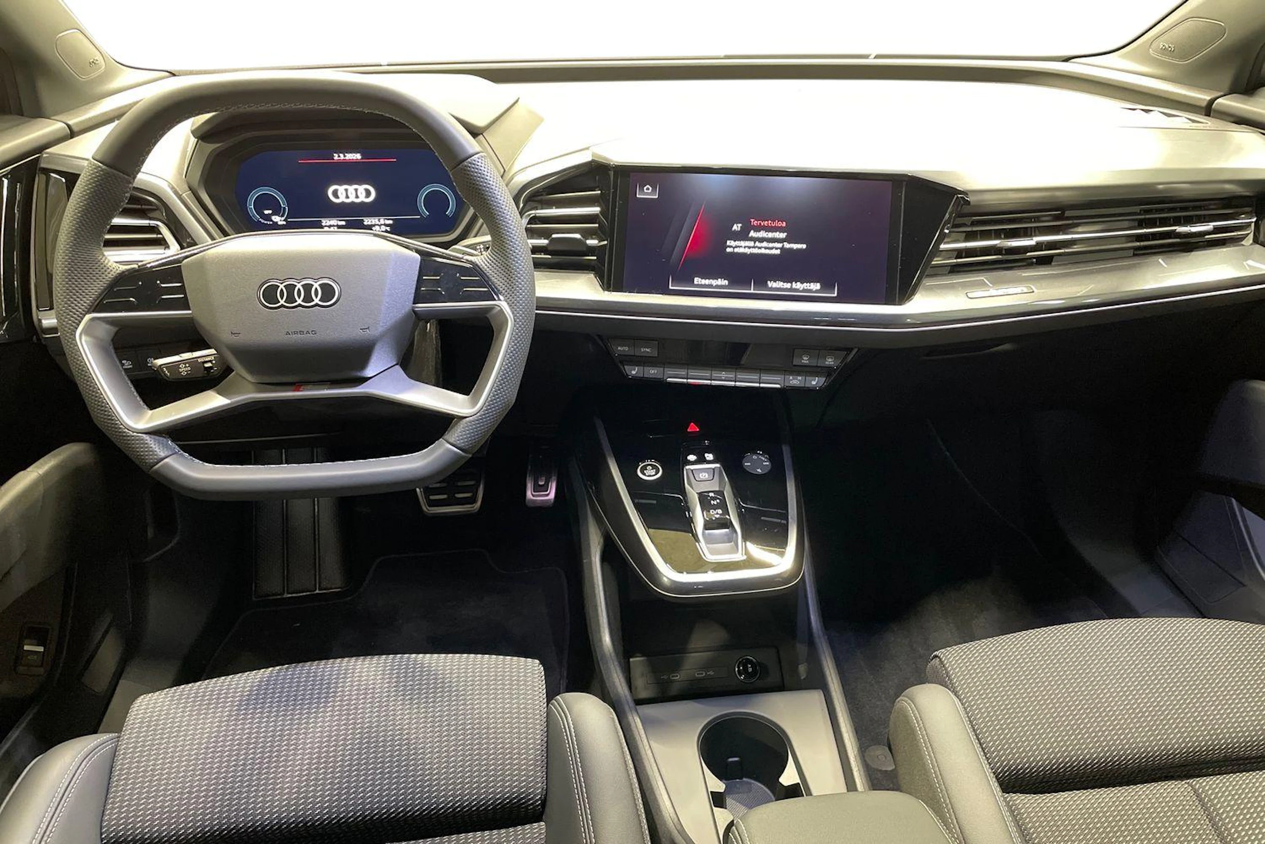 harmaa Audi Q4 e-tron 2026 kuva 7.