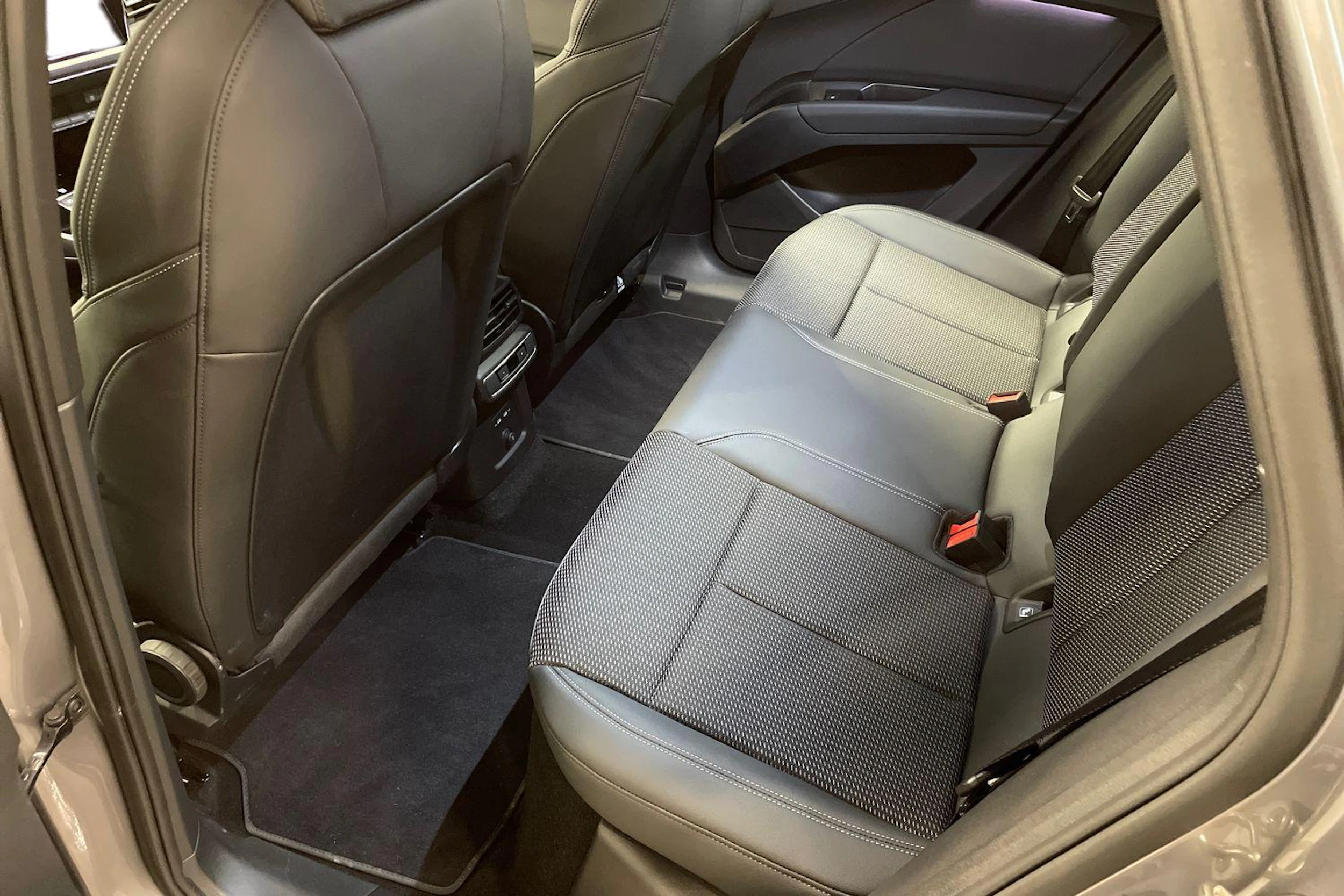 harmaa Audi Q4 e-tron 2026 kuva 8.