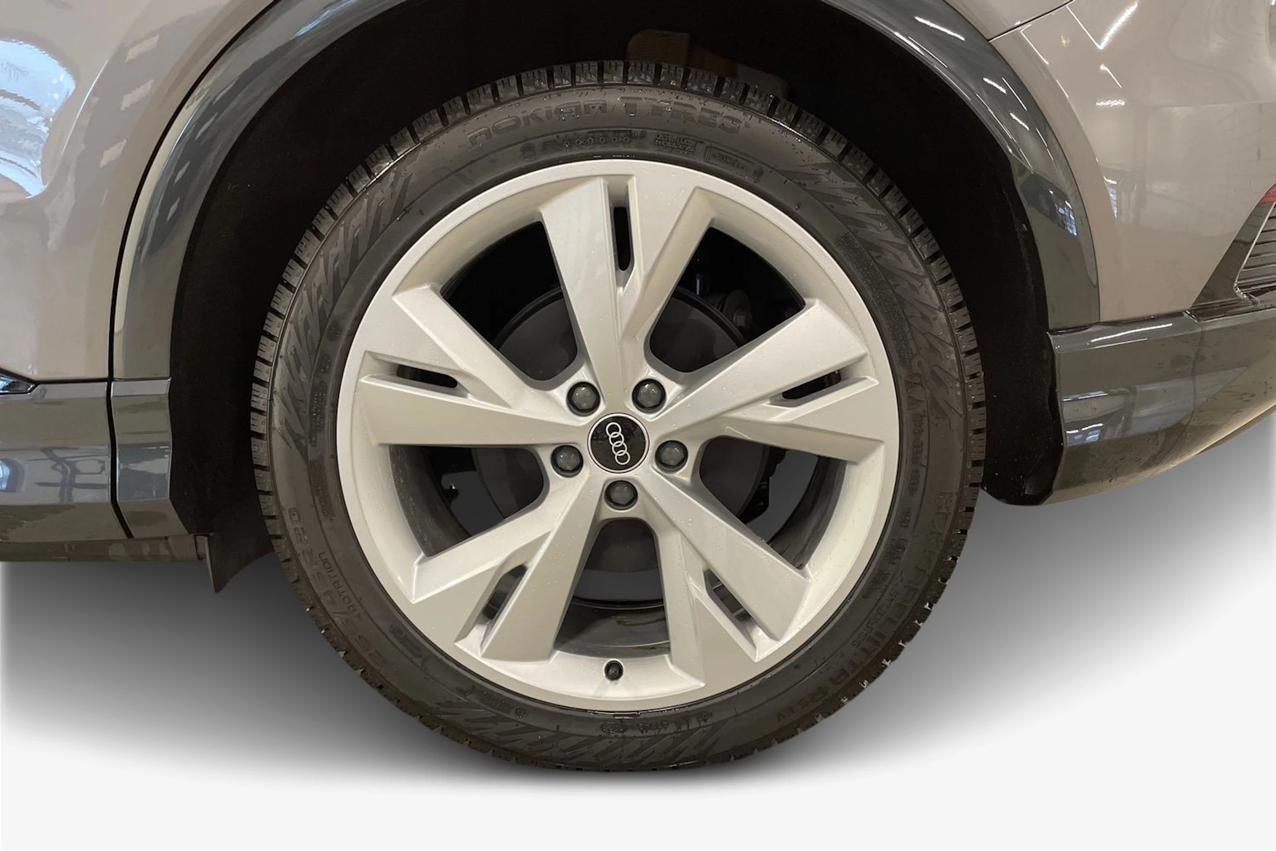 harmaa Audi Q4 e-tron 2026 kuva 9.