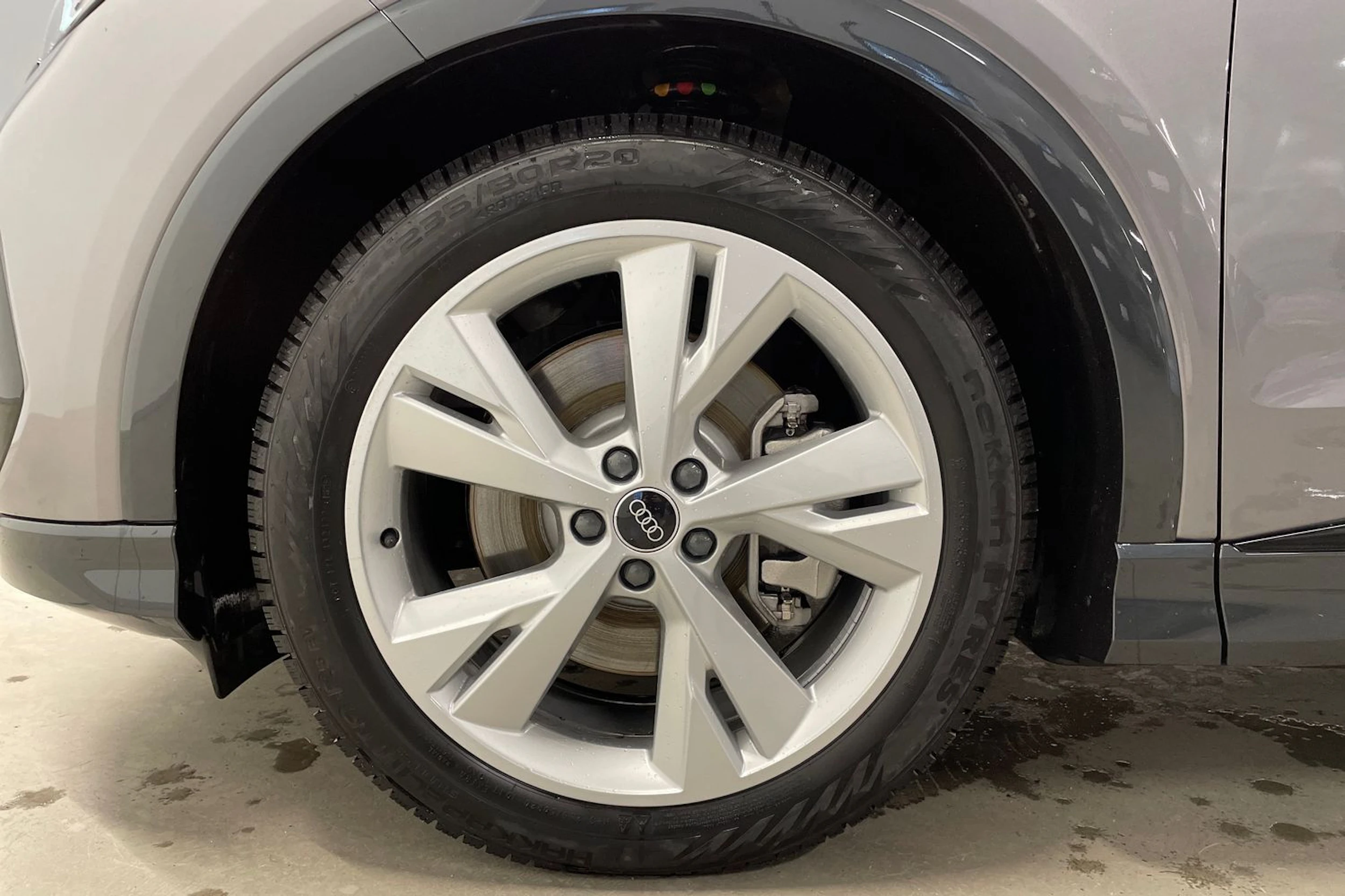 harmaa Audi Q4 e-tron 2026 kuva 10.