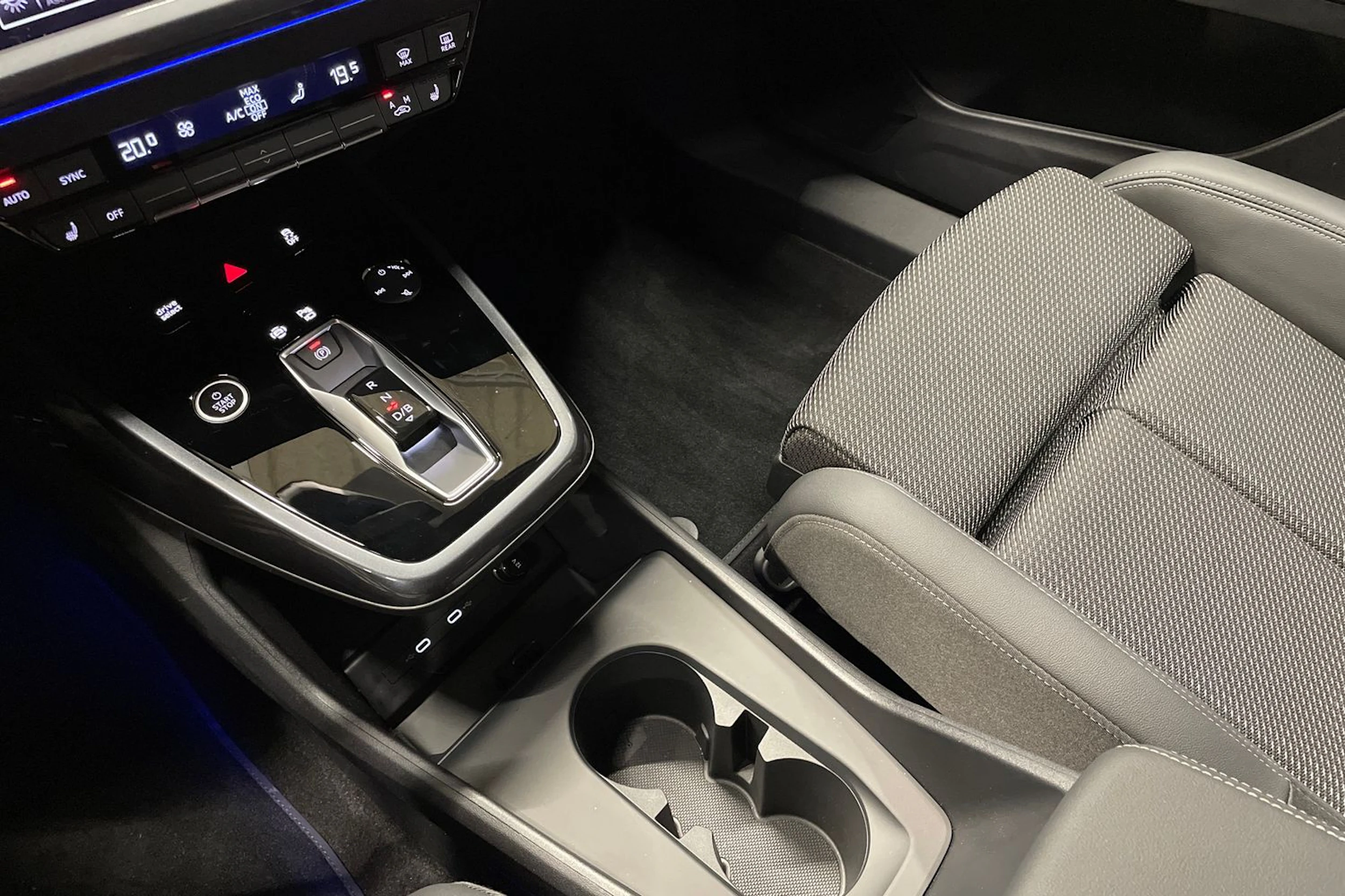 harmaa Audi Q4 e-tron 2026 kuva 14.