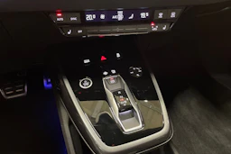 harmaa Audi Q4 e-tron 2026 kuva 15.