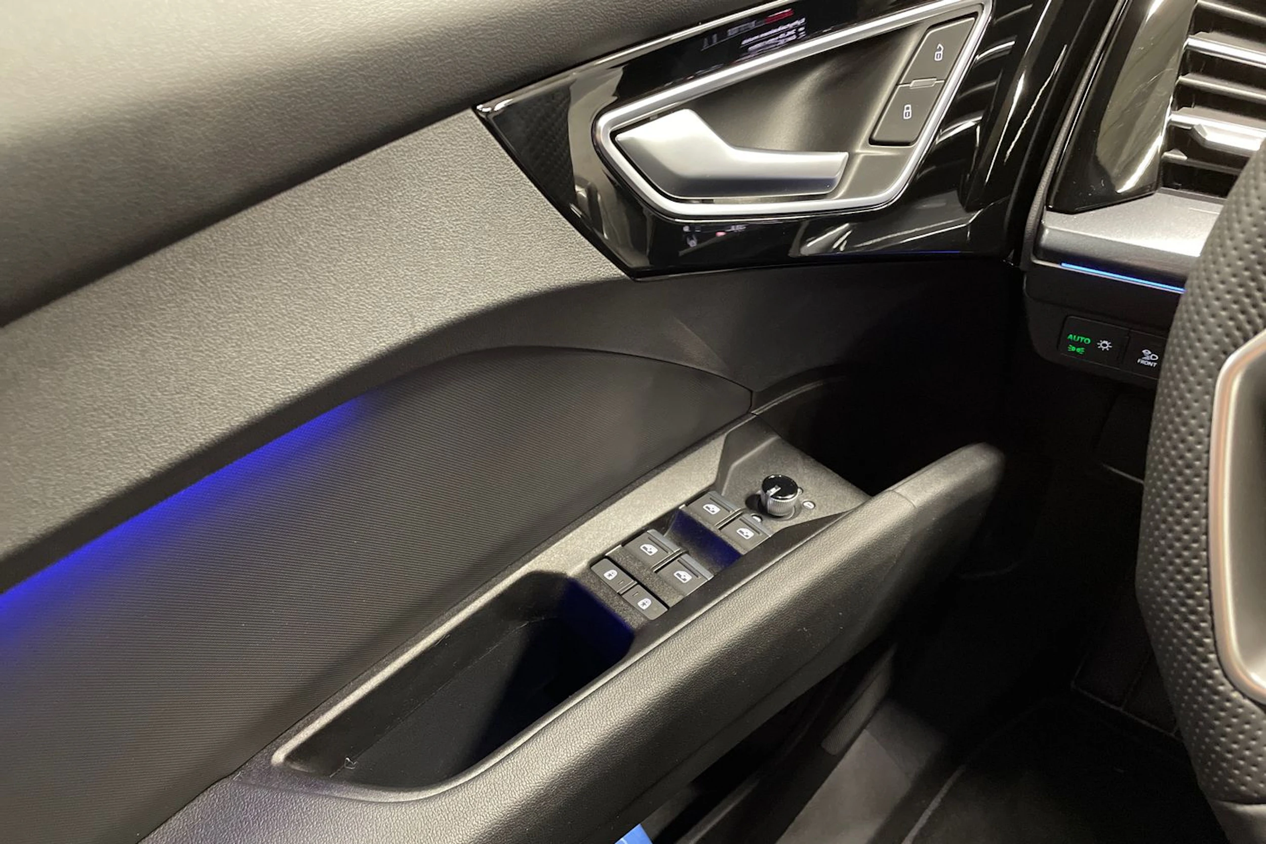 harmaa Audi Q4 e-tron 2026 kuva 18.