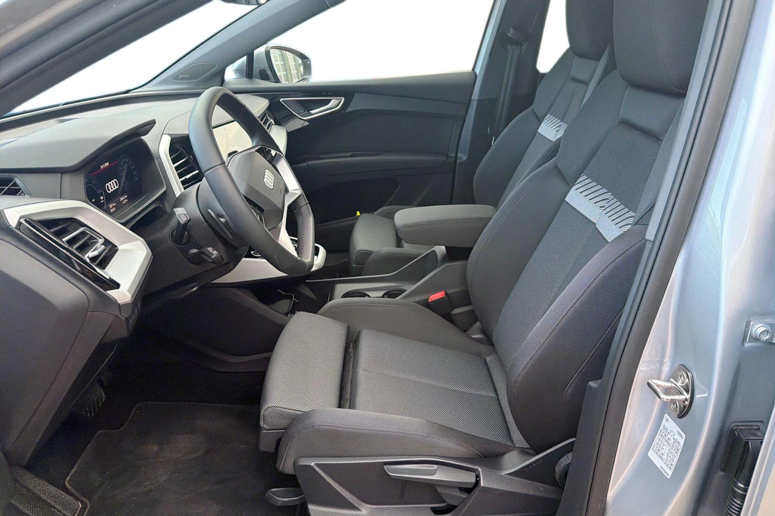 harmaa Audi Q4 e-tron 2026 kuva 6.