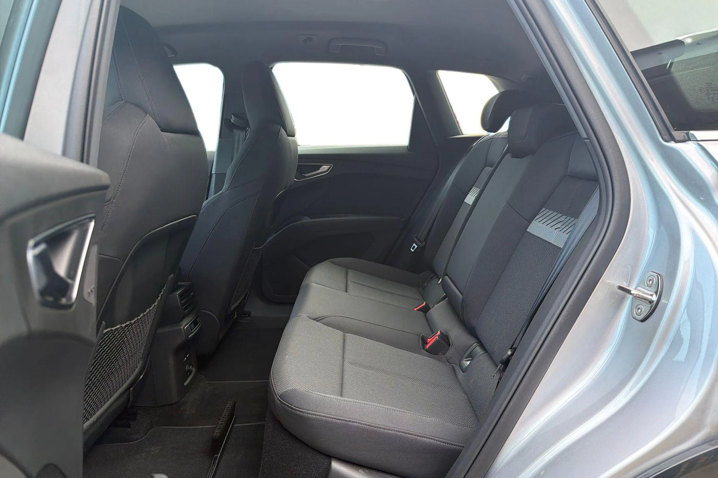 harmaa Audi Q4 e-tron 2026 kuva 8.