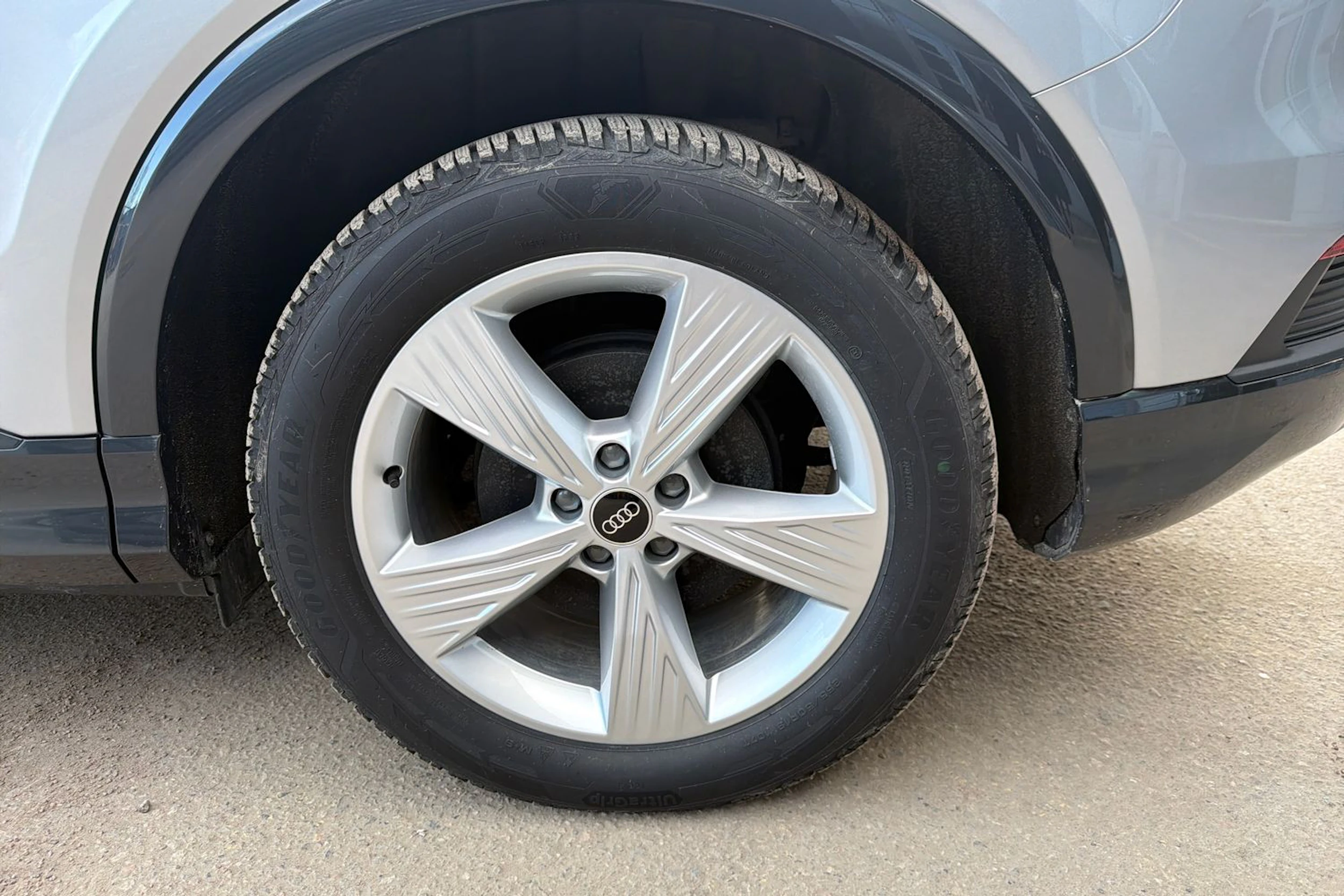 harmaa Audi Q4 e-tron 2026 kuva 10.