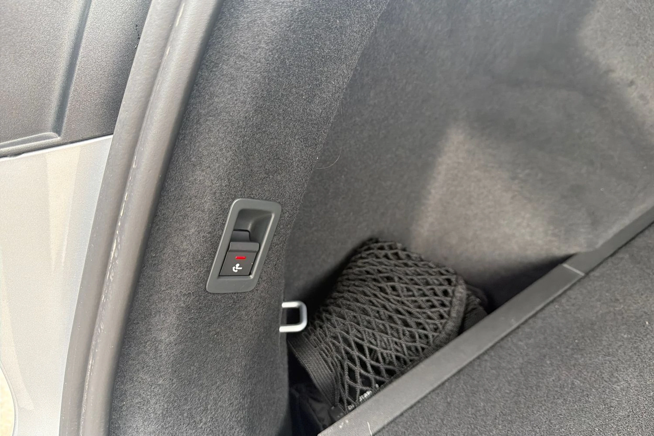 harmaa Audi Q4 e-tron 2026 kuva 12.