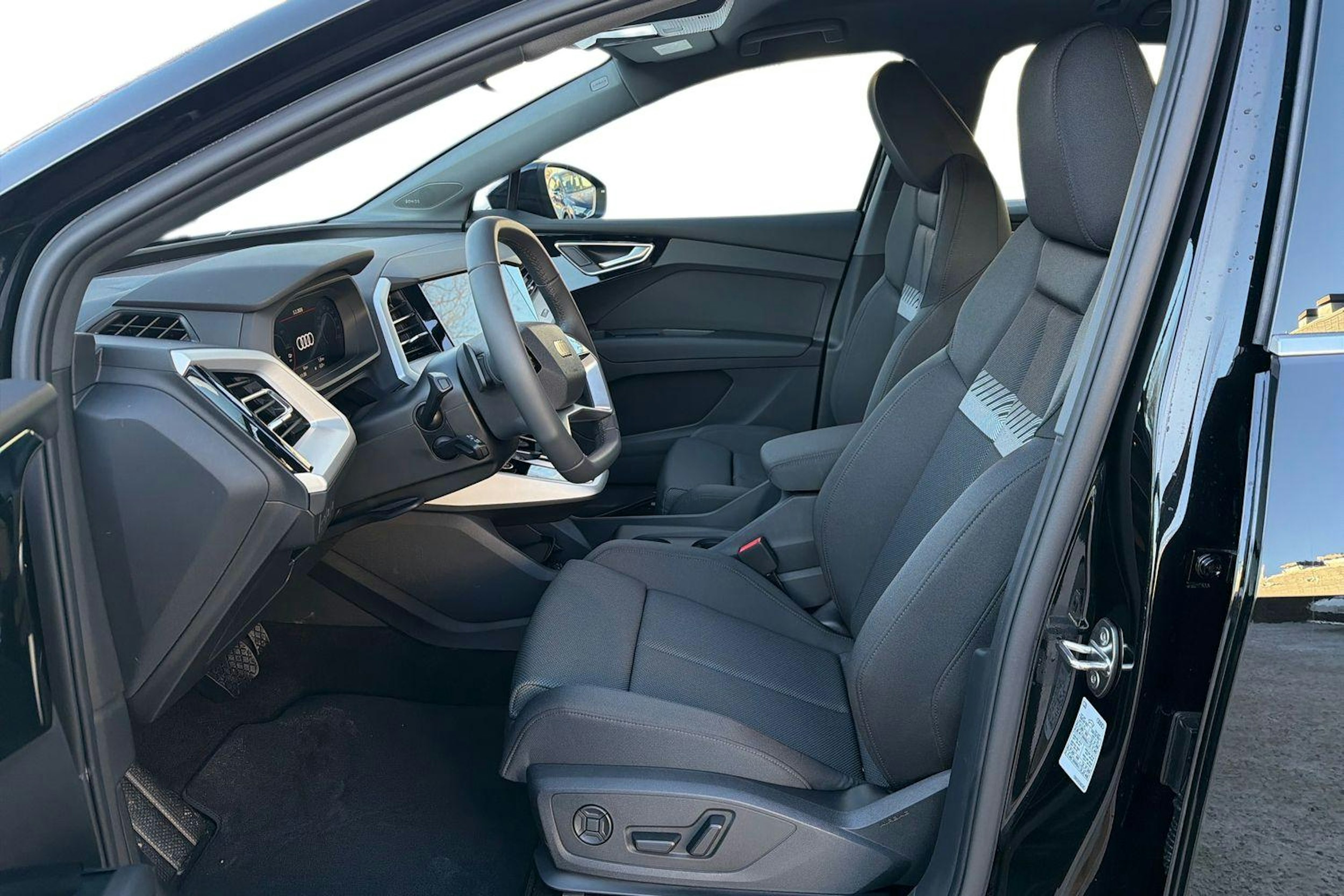 Musta Audi Q4 e-tron 2026 kuva 6.