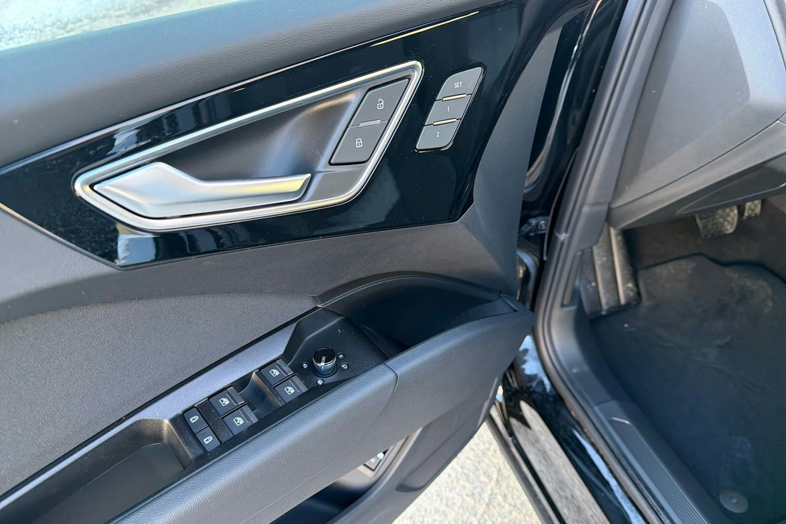 Musta Audi Q4 e-tron 2026 kuva 11.