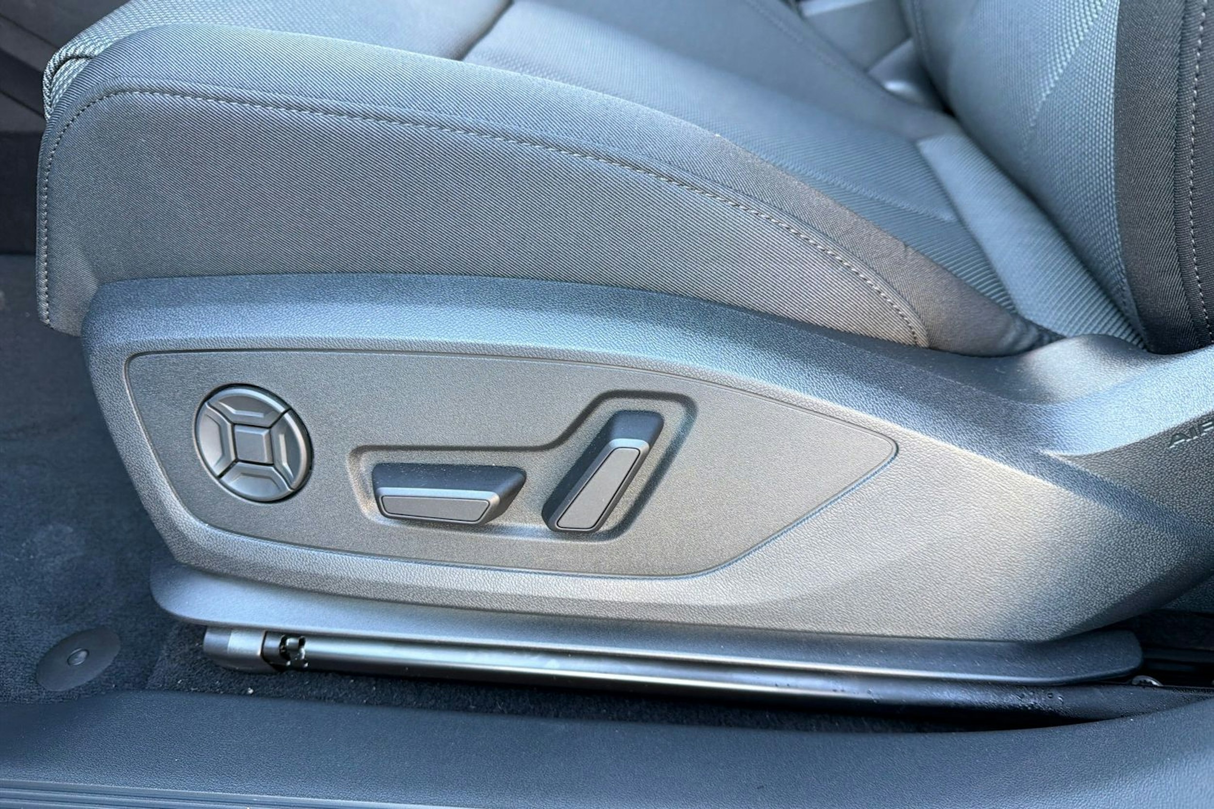 Musta Audi Q4 e-tron 2026 kuva 13.