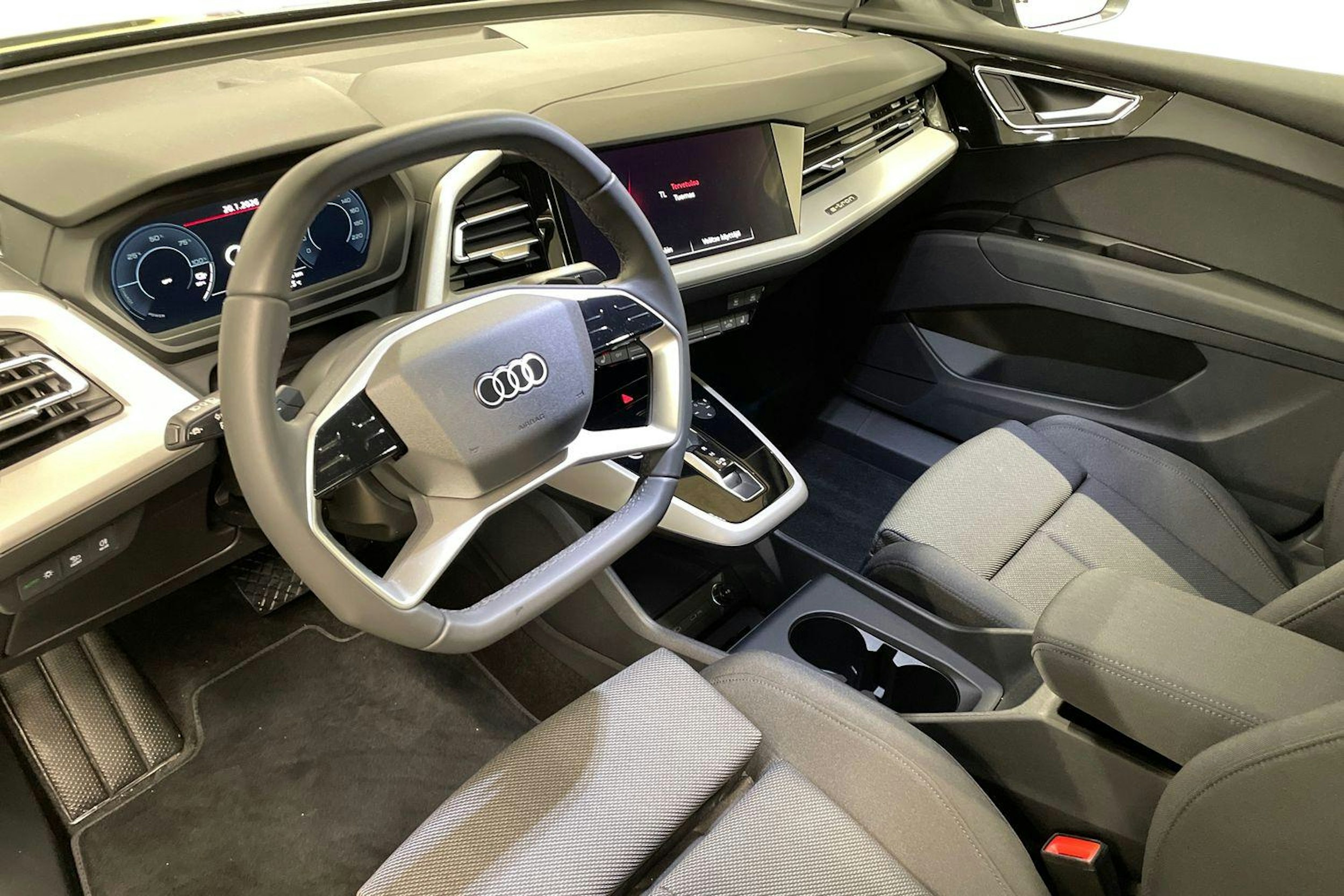 harmaa Audi Q4 e-tron 2026 kuva 7.
