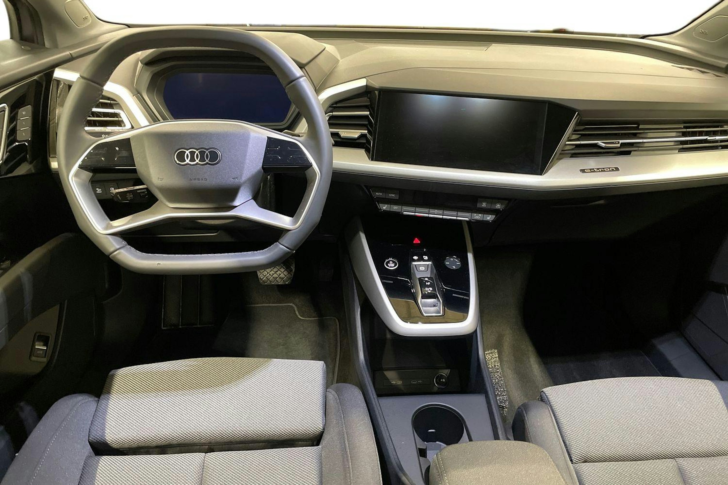 harmaa Audi Q4 e-tron 2026 kuva 9.