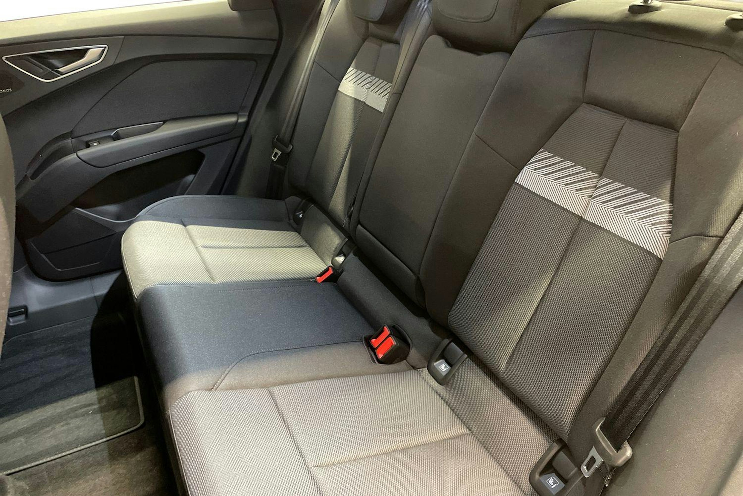 harmaa Audi Q4 e-tron 2026 kuva 10.