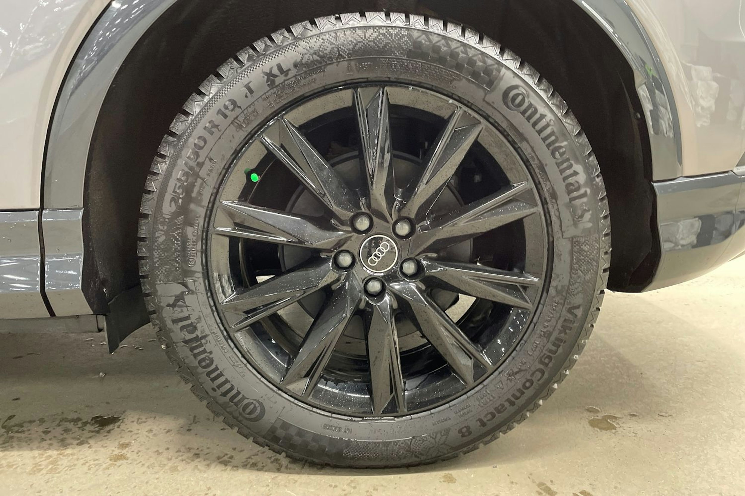 harmaa Audi Q4 e-tron 2026 kuva 13.