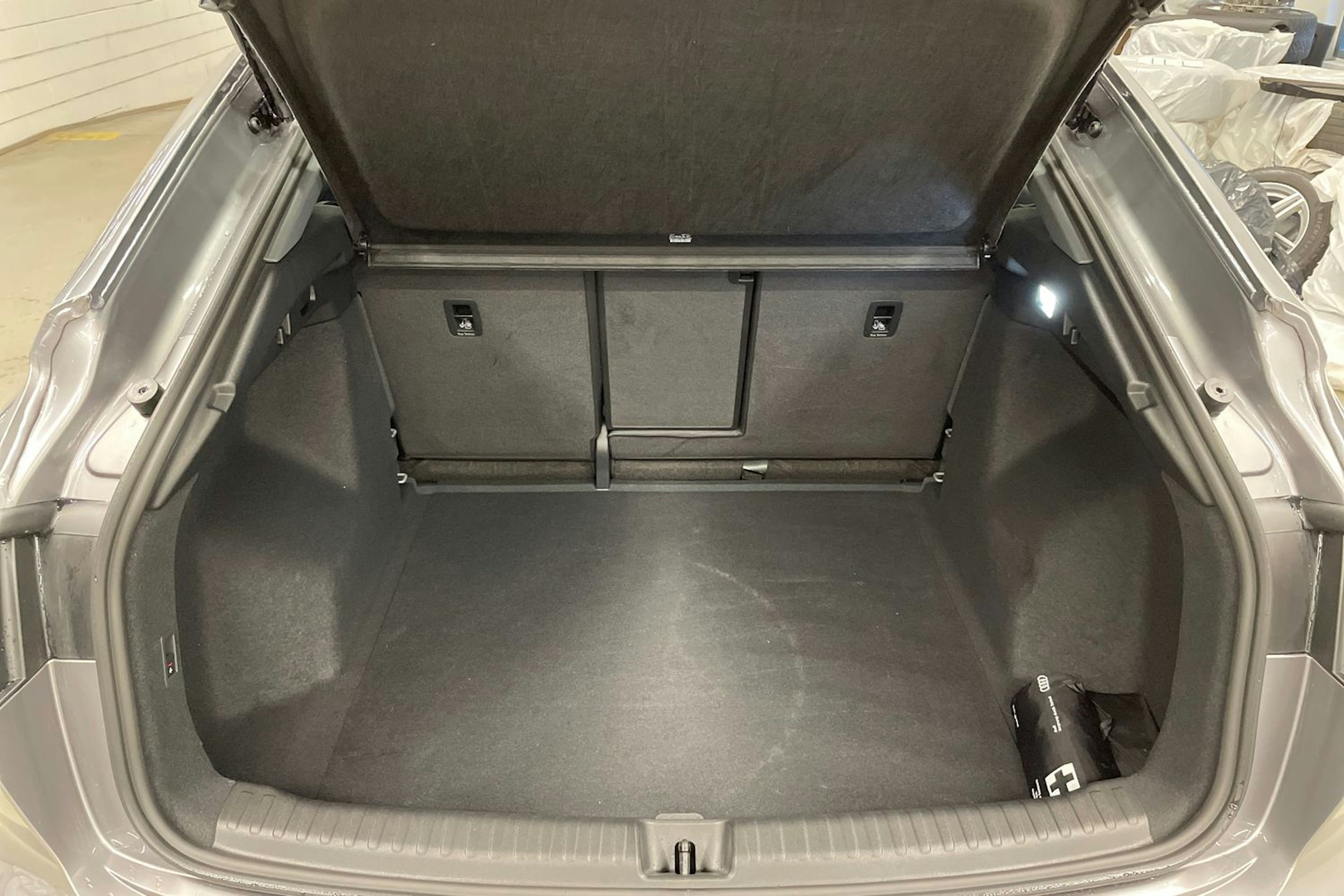 harmaa Audi Q4 e-tron 2026 kuva 14.