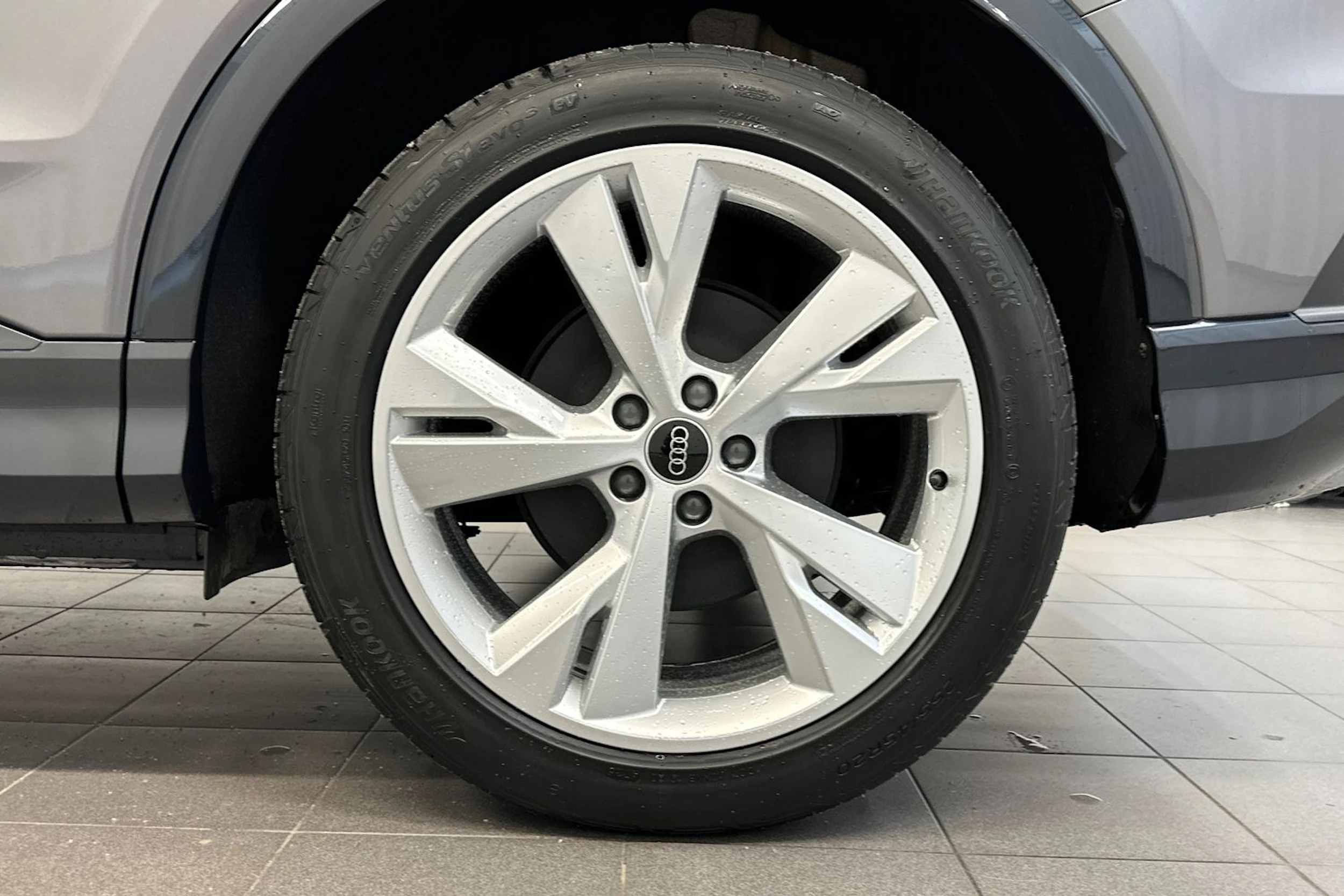 taifun harmaa Audi Q4 e-tron 2026 kuva 19.