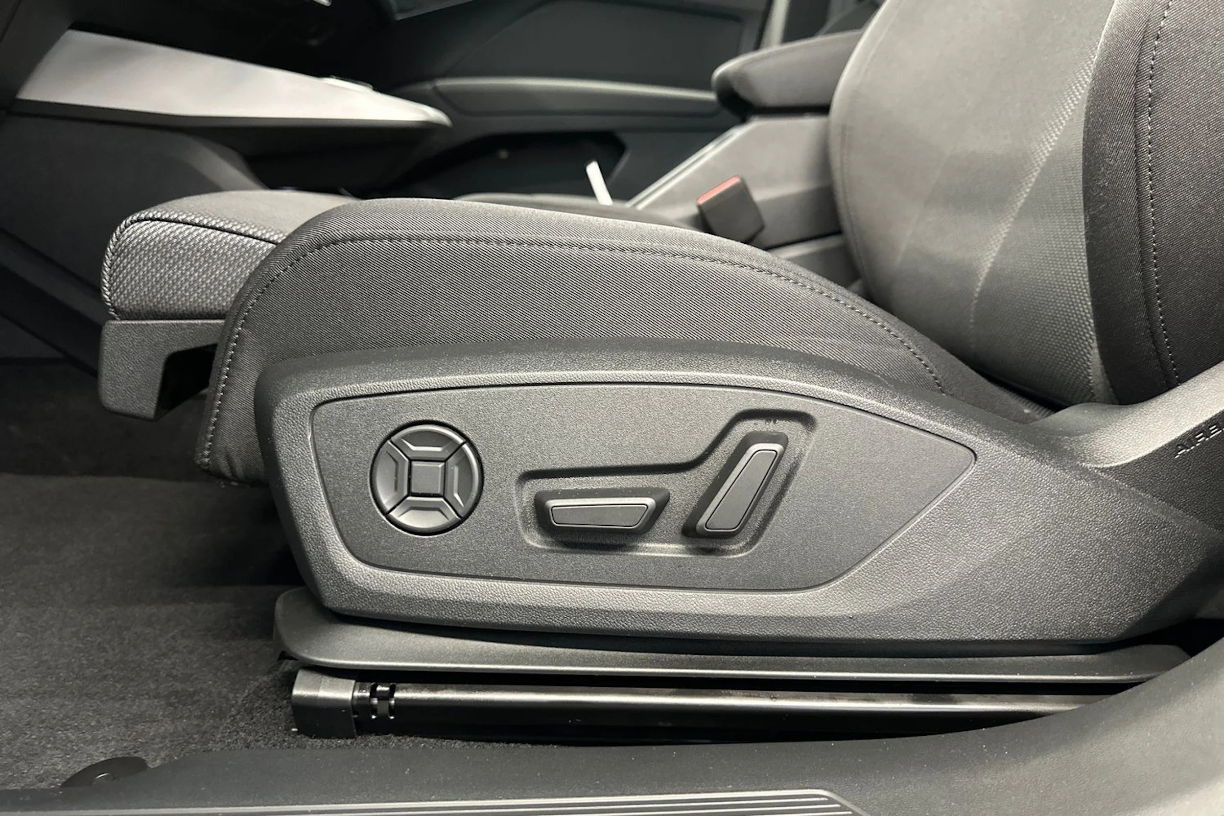 taifun harmaa Audi Q4 e-tron 2026 kuva 27.