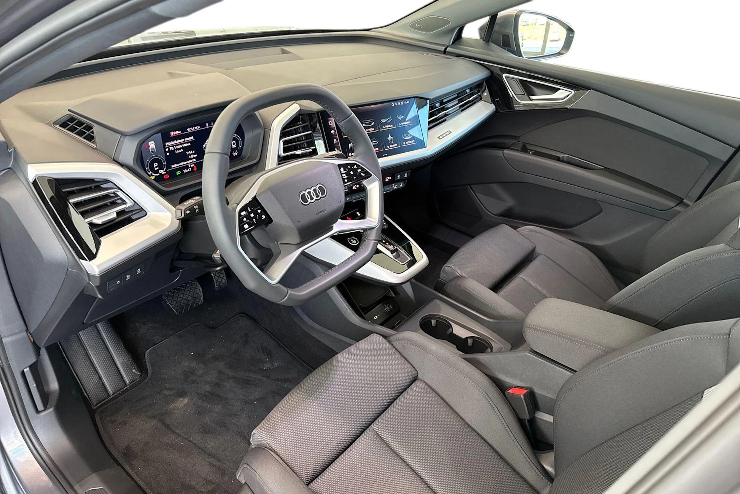 harmaa Audi Q4 e-tron 2026 kuva 6.