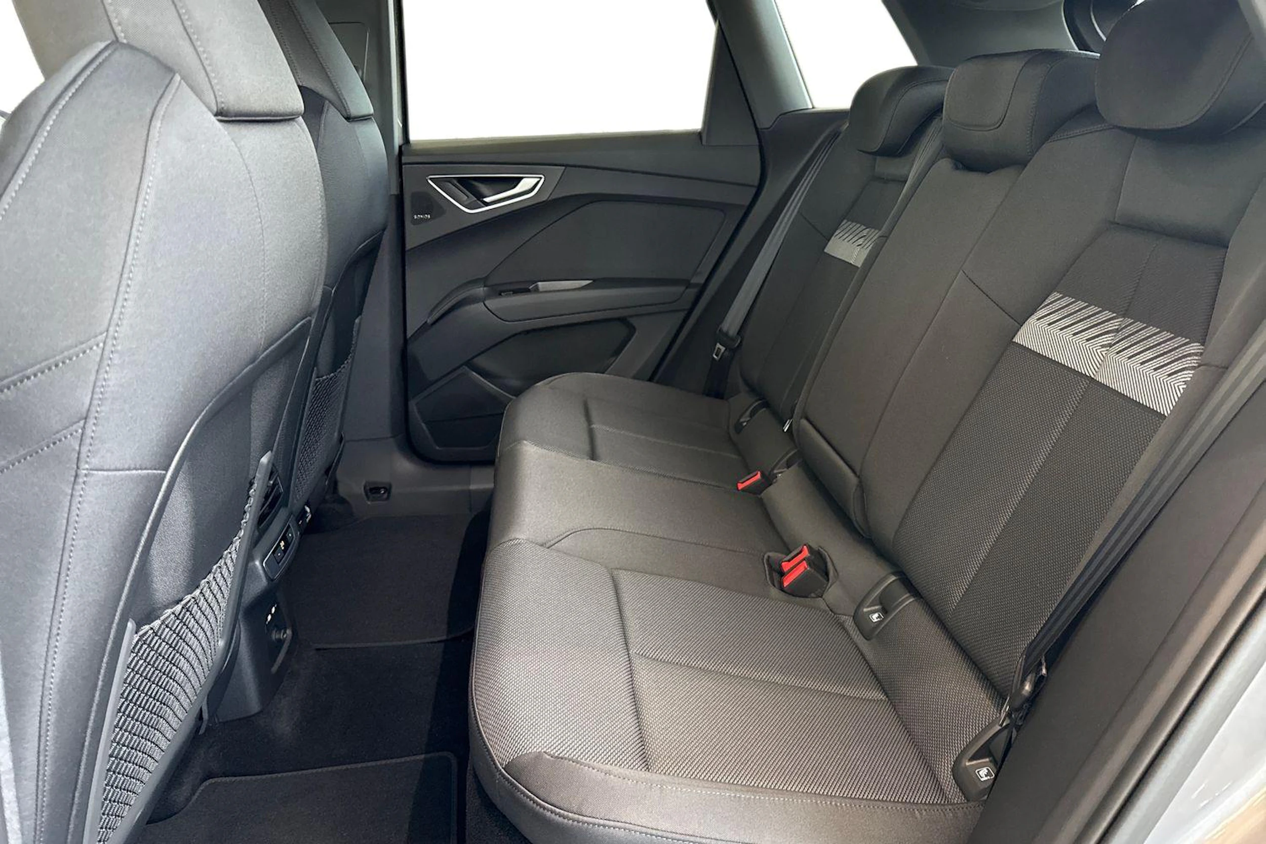 harmaa Audi Q4 e-tron 2026 kuva 8.