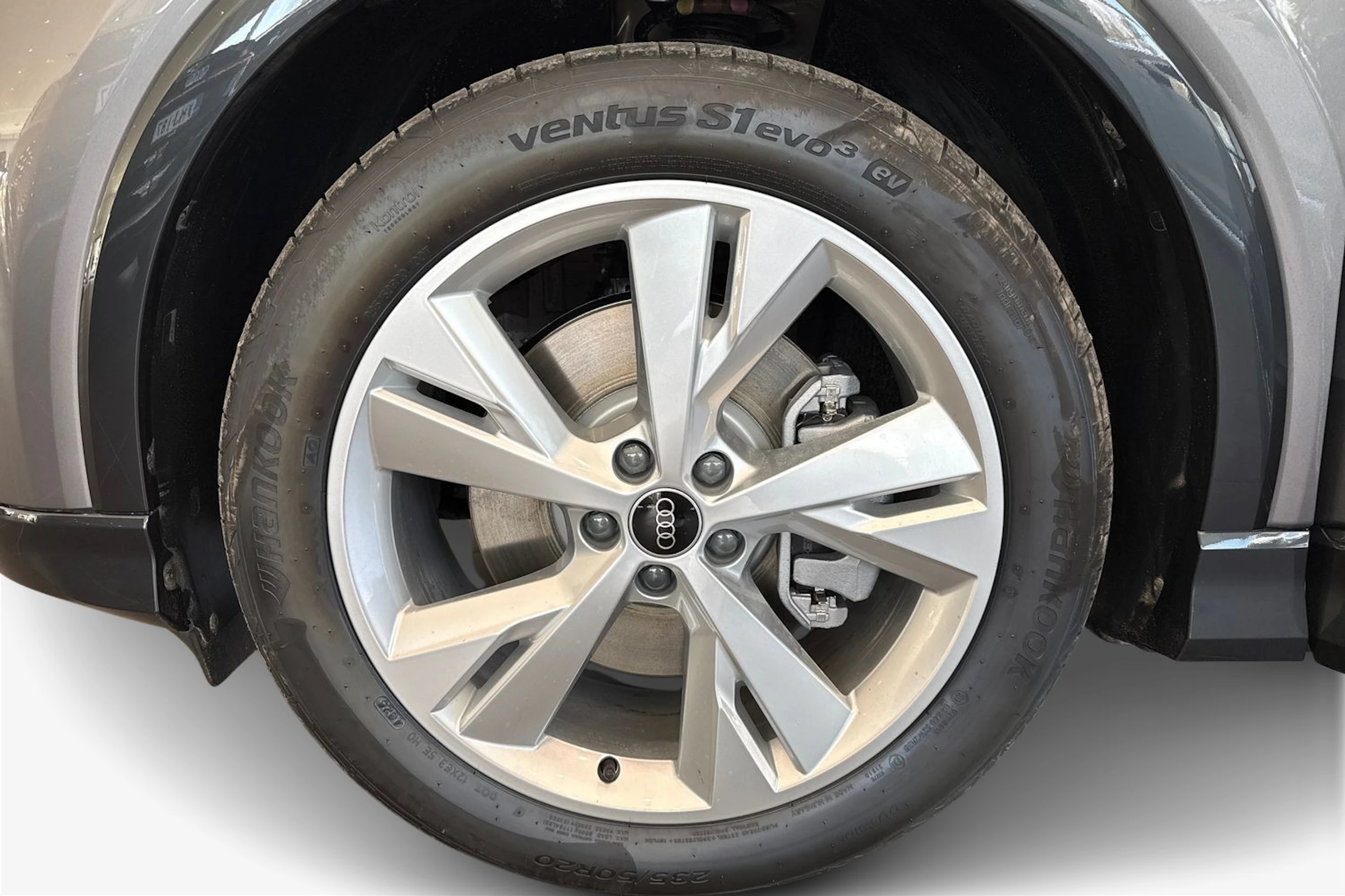 harmaa Audi Q4 e-tron 2026 kuva 9.