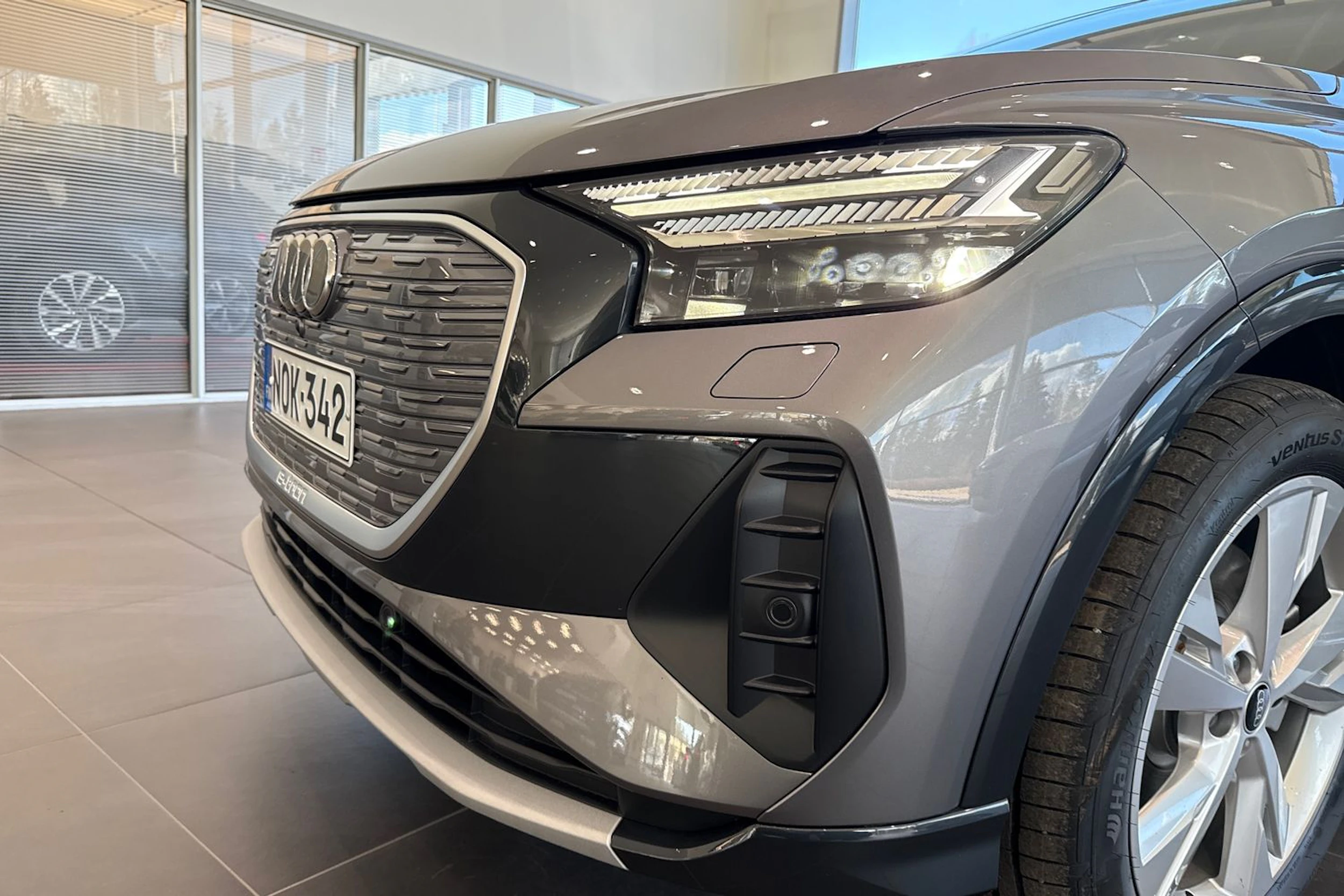 harmaa Audi Q4 e-tron 2026 kuva 10.