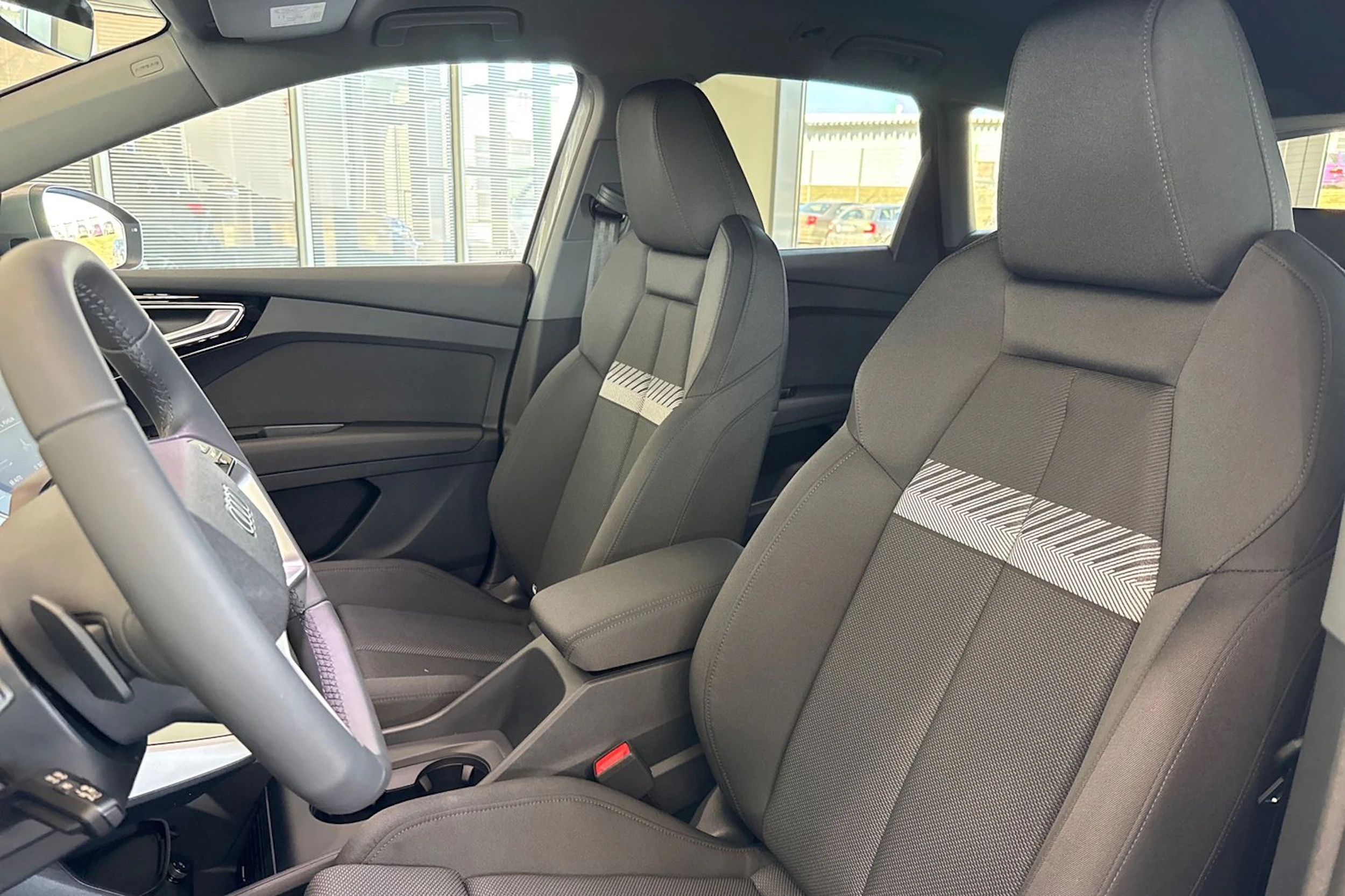 harmaa Audi Q4 e-tron 2026 kuva 11.