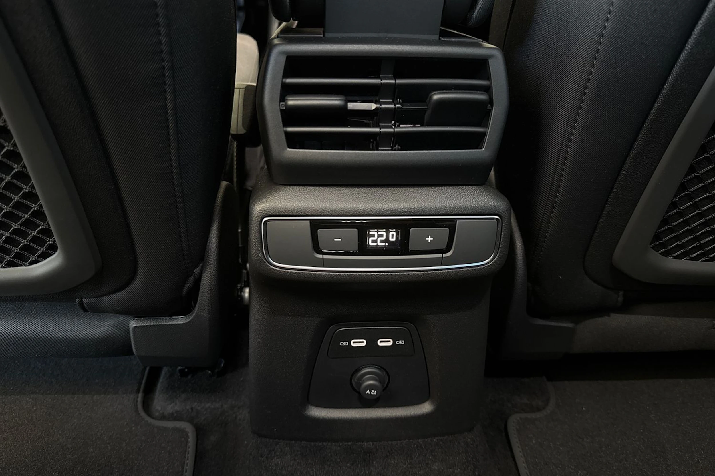 harmaa Audi Q4 e-tron 2026 kuva 12.