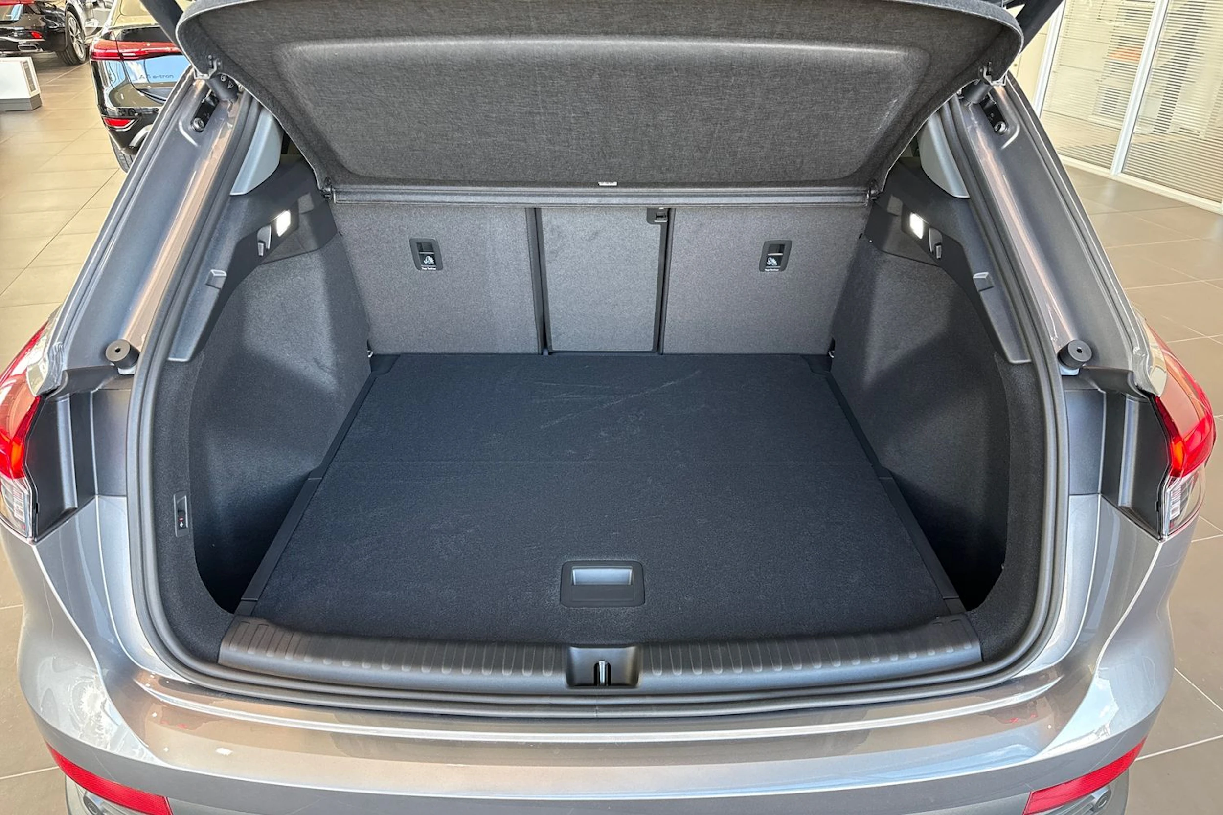 harmaa Audi Q4 e-tron 2026 kuva 13.