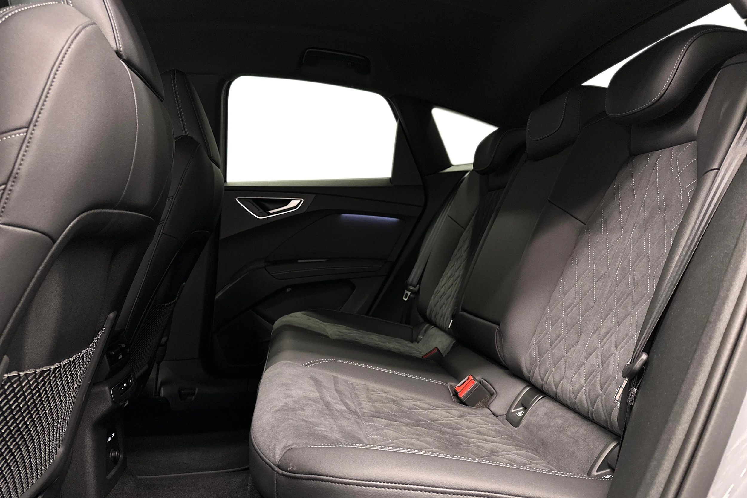 harmaa Audi Q4 e-tron 2026 kuva 8.