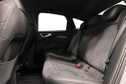 harmaa Audi Q4 e-tron 2026 kuva 8.