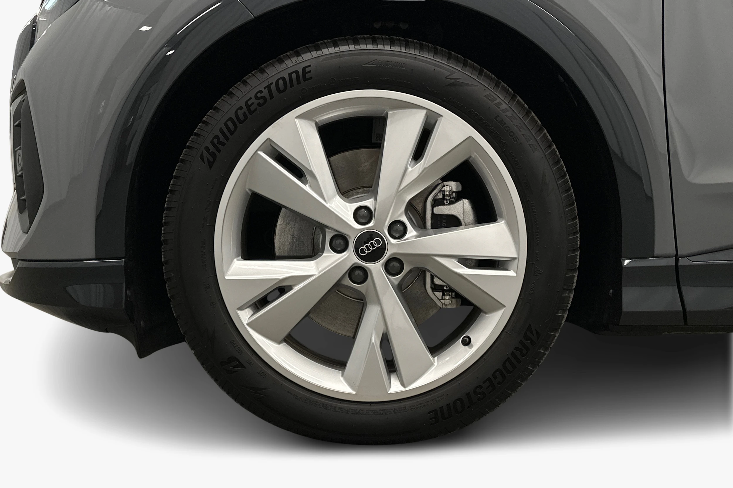 harmaa Audi Q4 e-tron 2026 kuva 9.