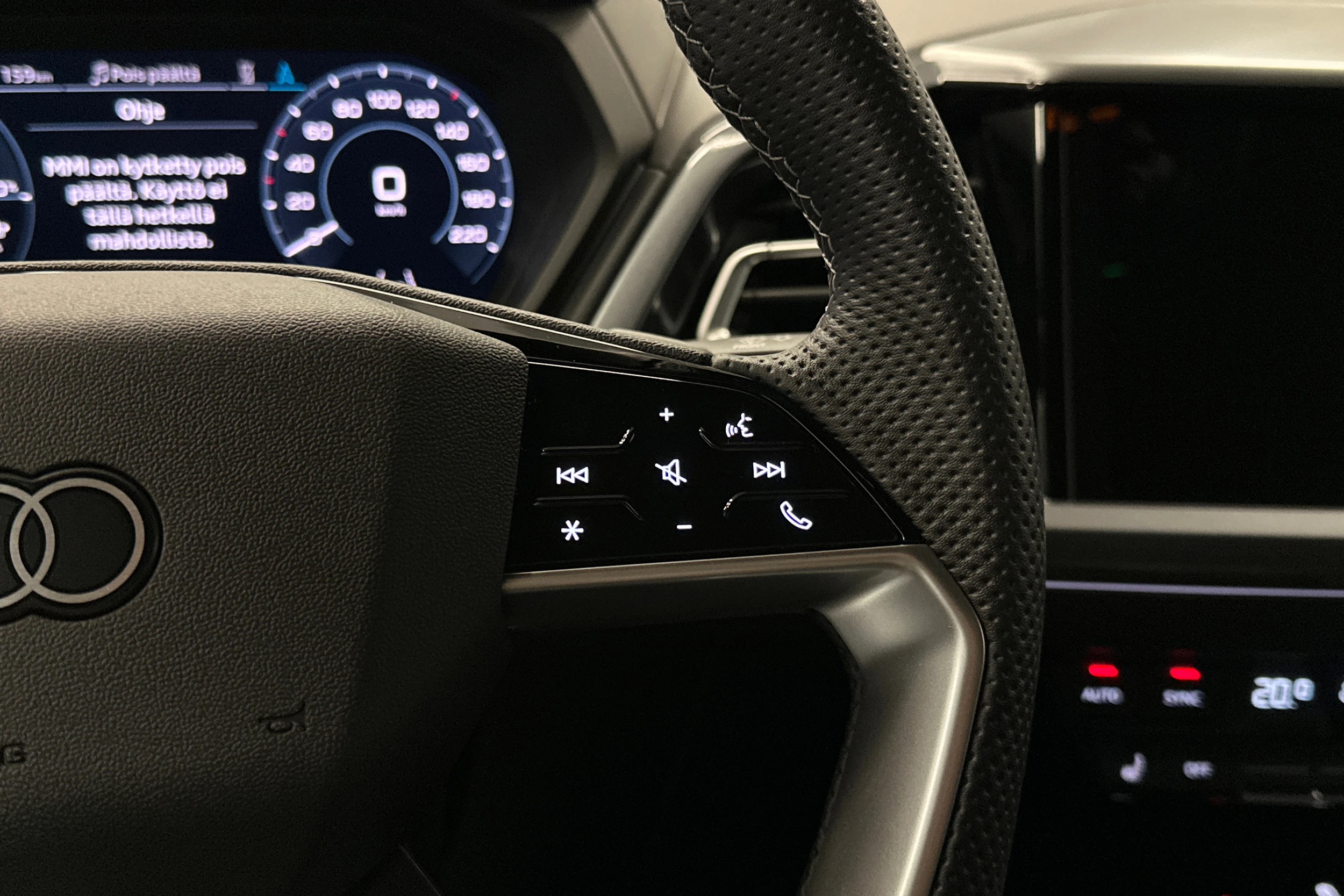 harmaa Audi Q4 e-tron 2026 kuva 12.