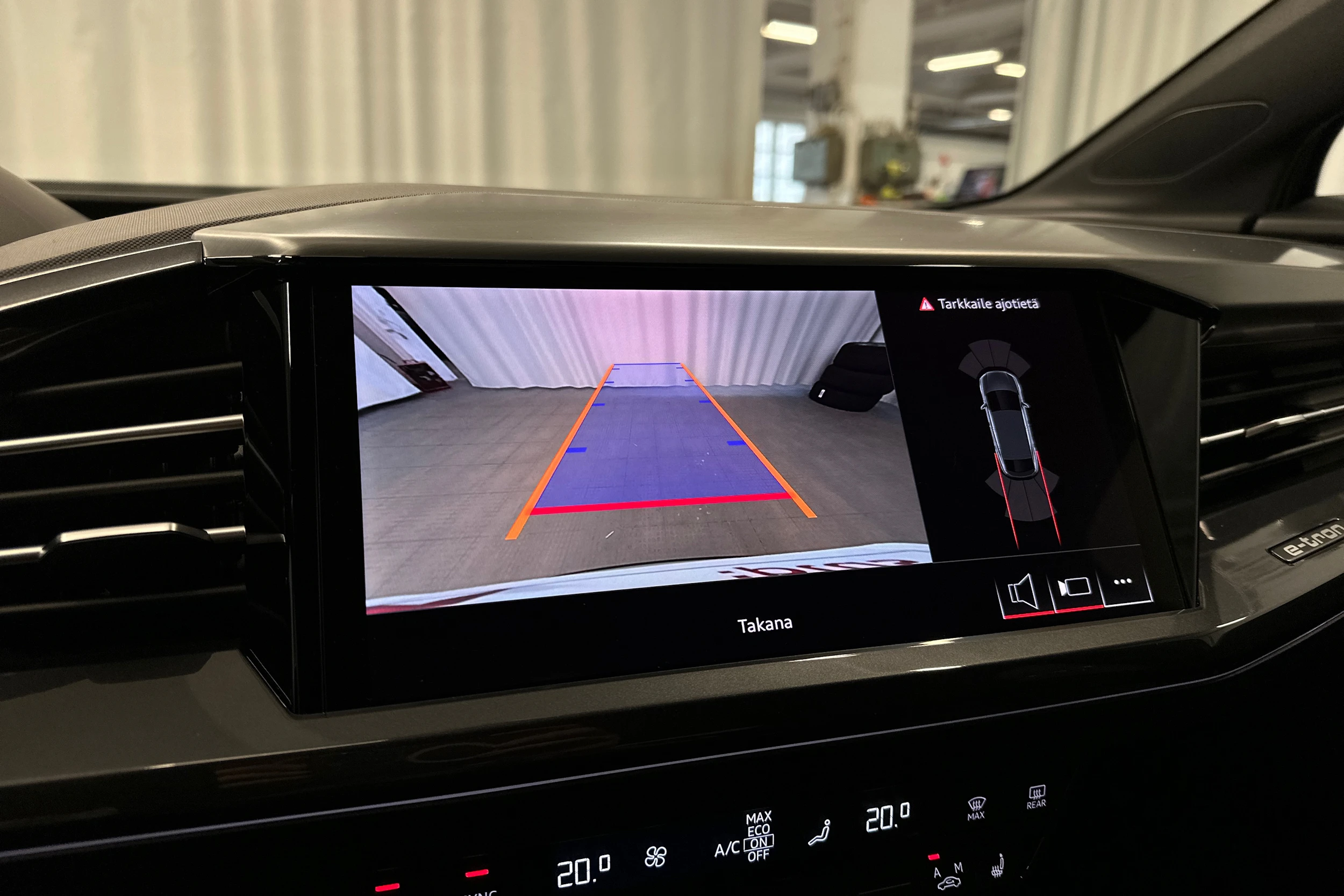 harmaa Audi Q4 e-tron 2026 kuva 20.