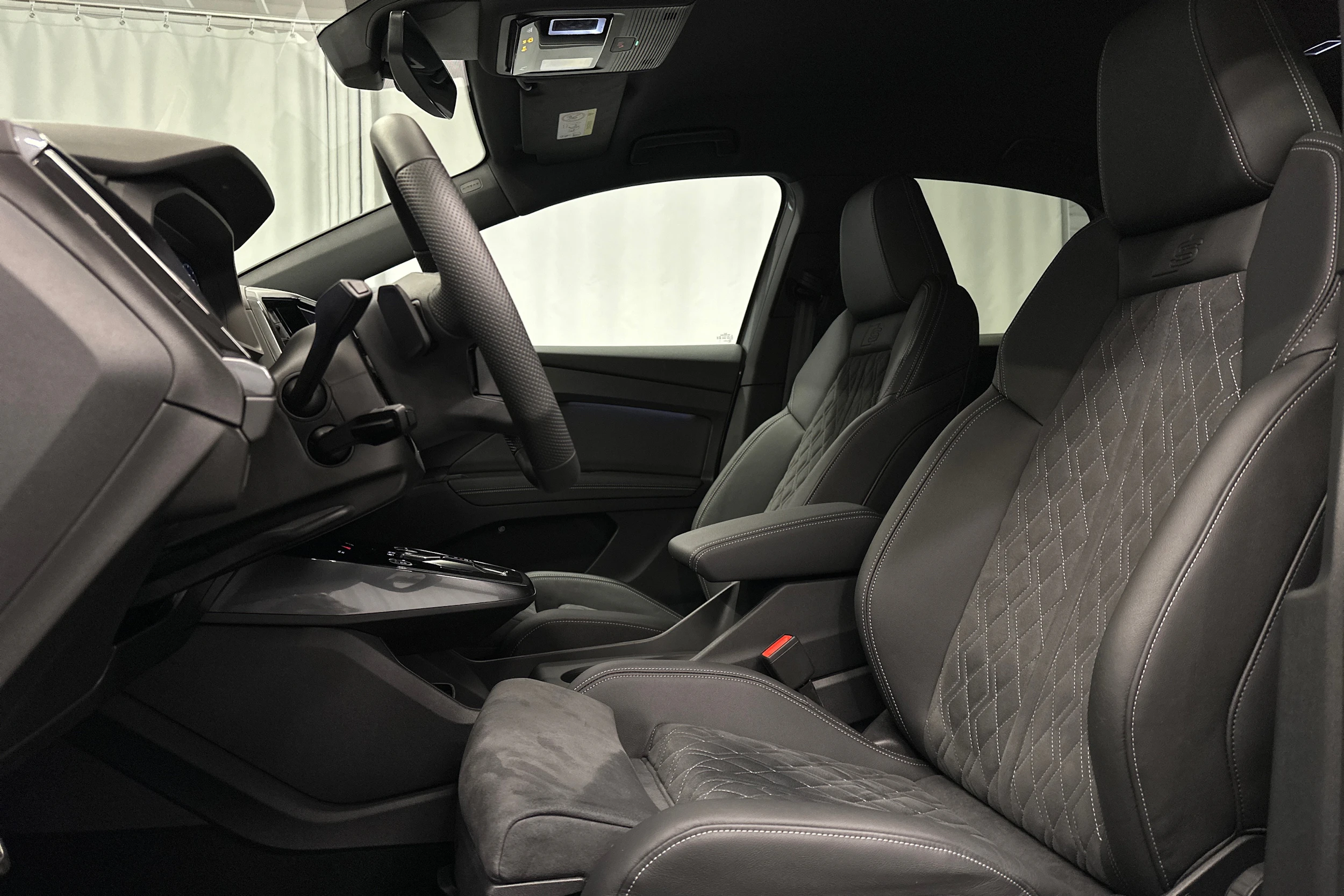 harmaa Audi Q4 e-tron 2026 kuva 23.