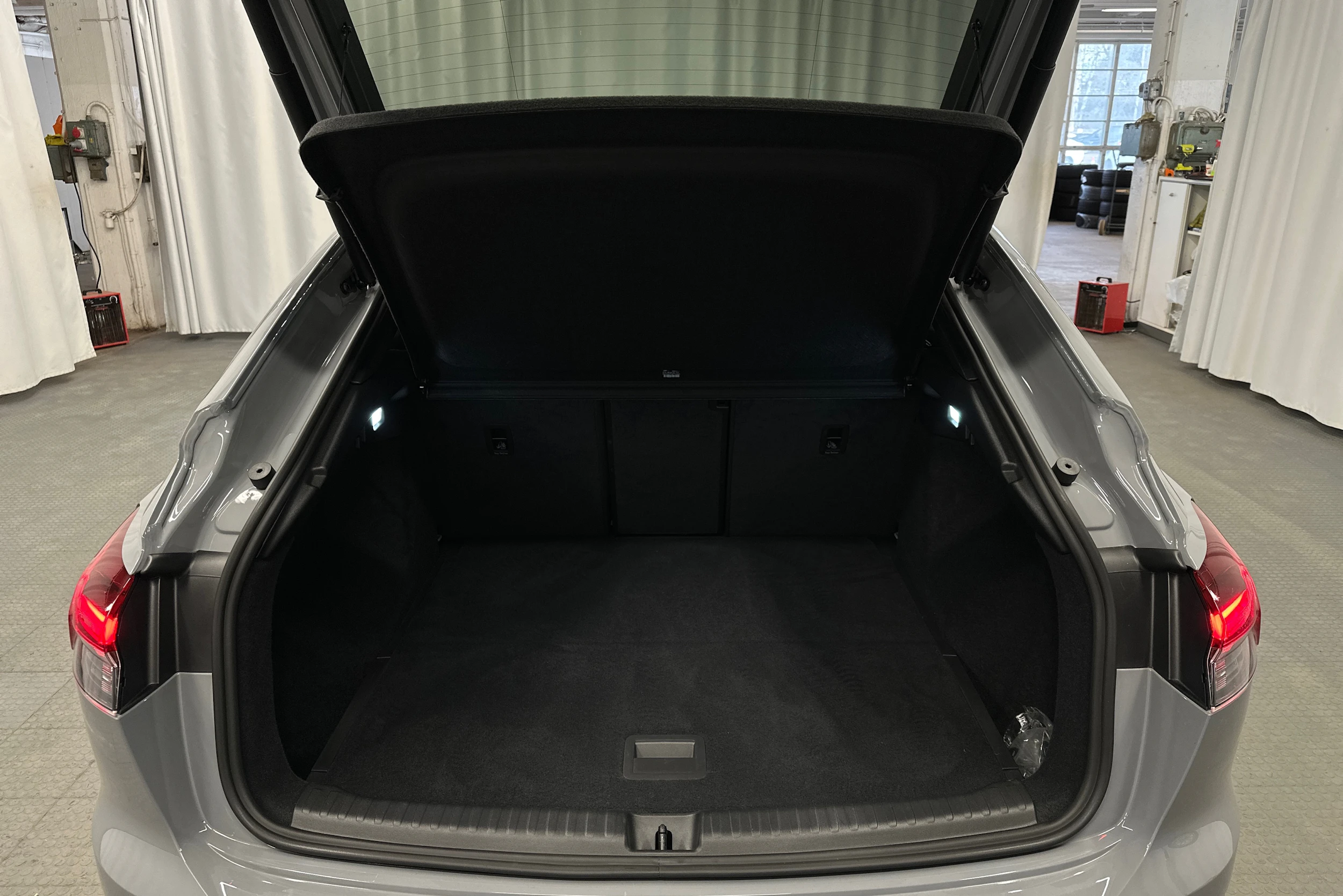 harmaa Audi Q4 e-tron 2026 kuva 25.