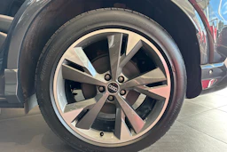 harmaa Audi Q4 e-tron 2026 kuva 10.