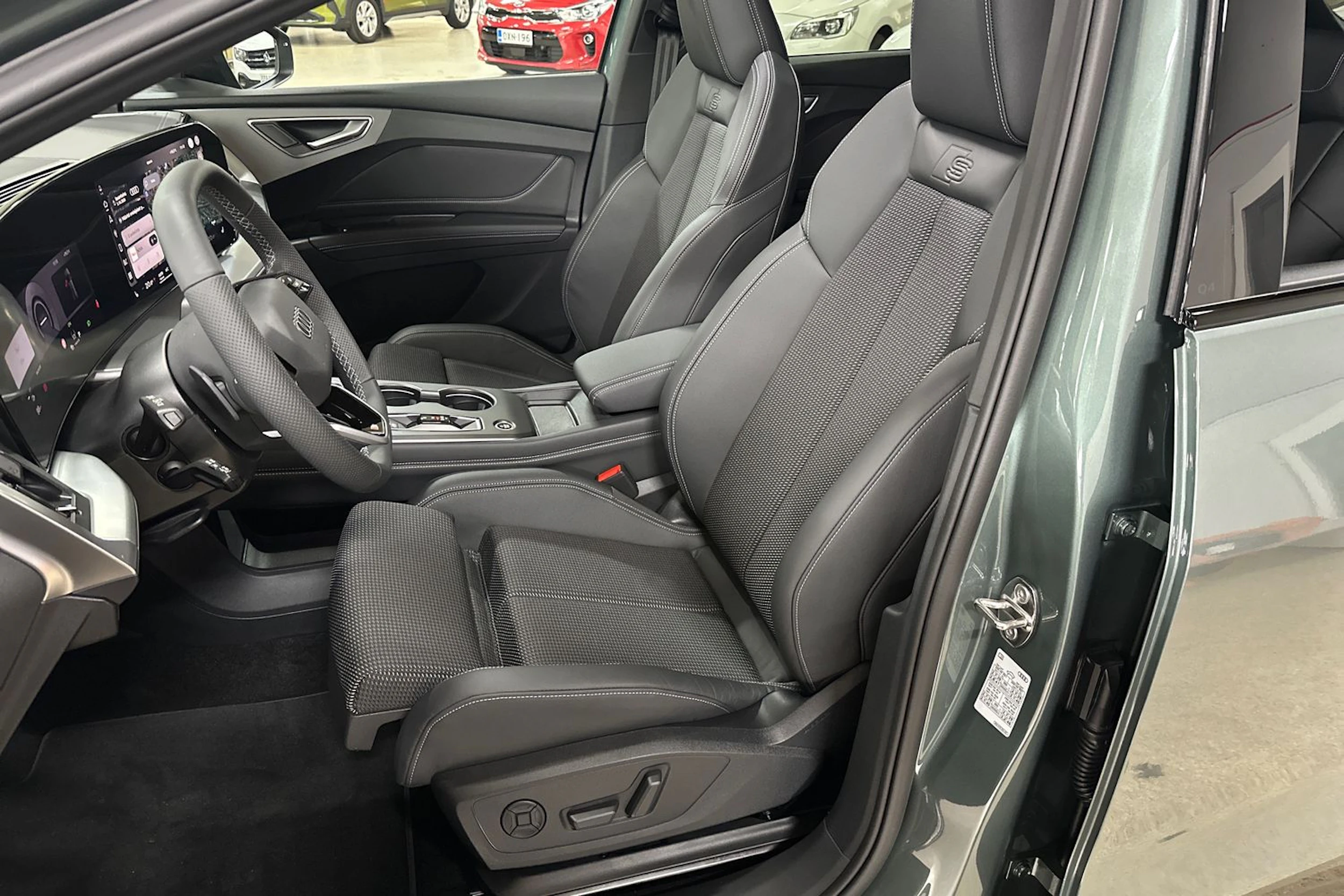 met. vihreä Audi Q4 e-tron 2026 kuva 11.