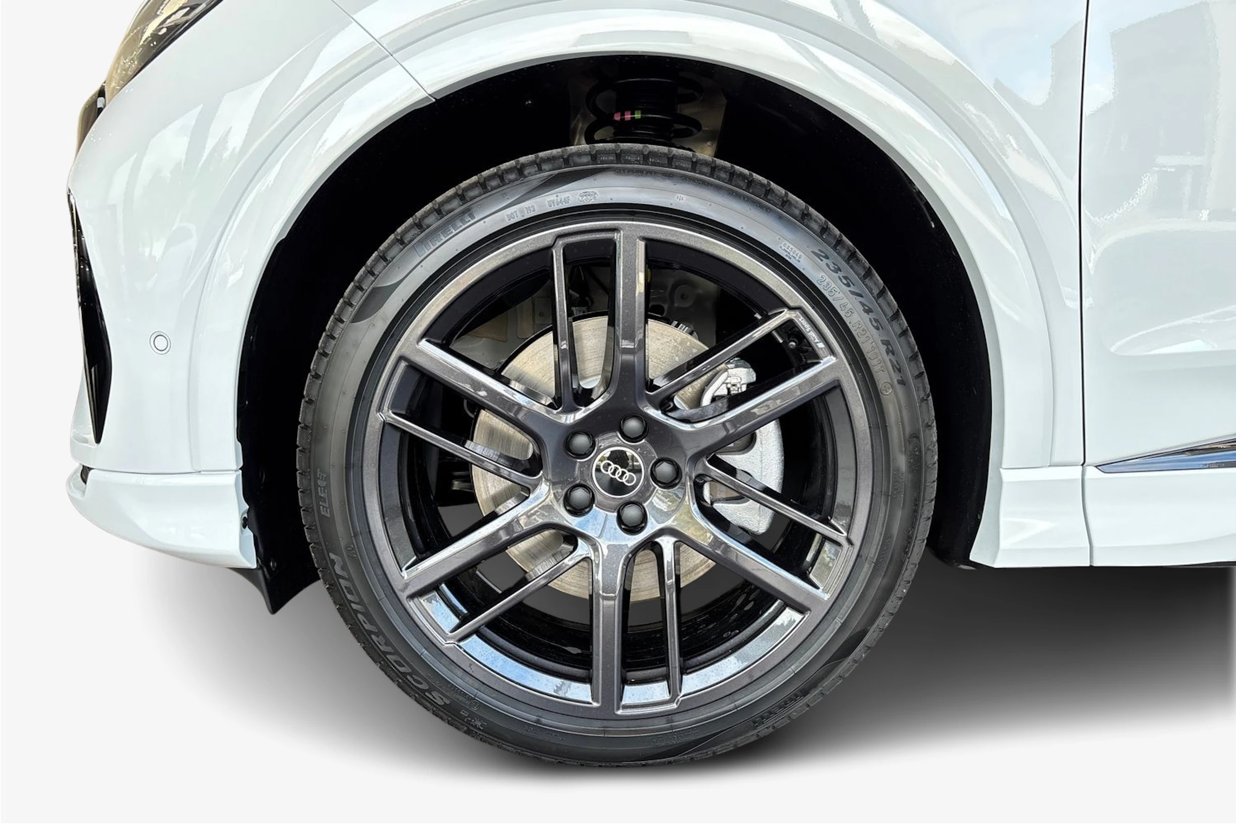 valkoinen Audi Q4 e-tron 2026 kuva 9.