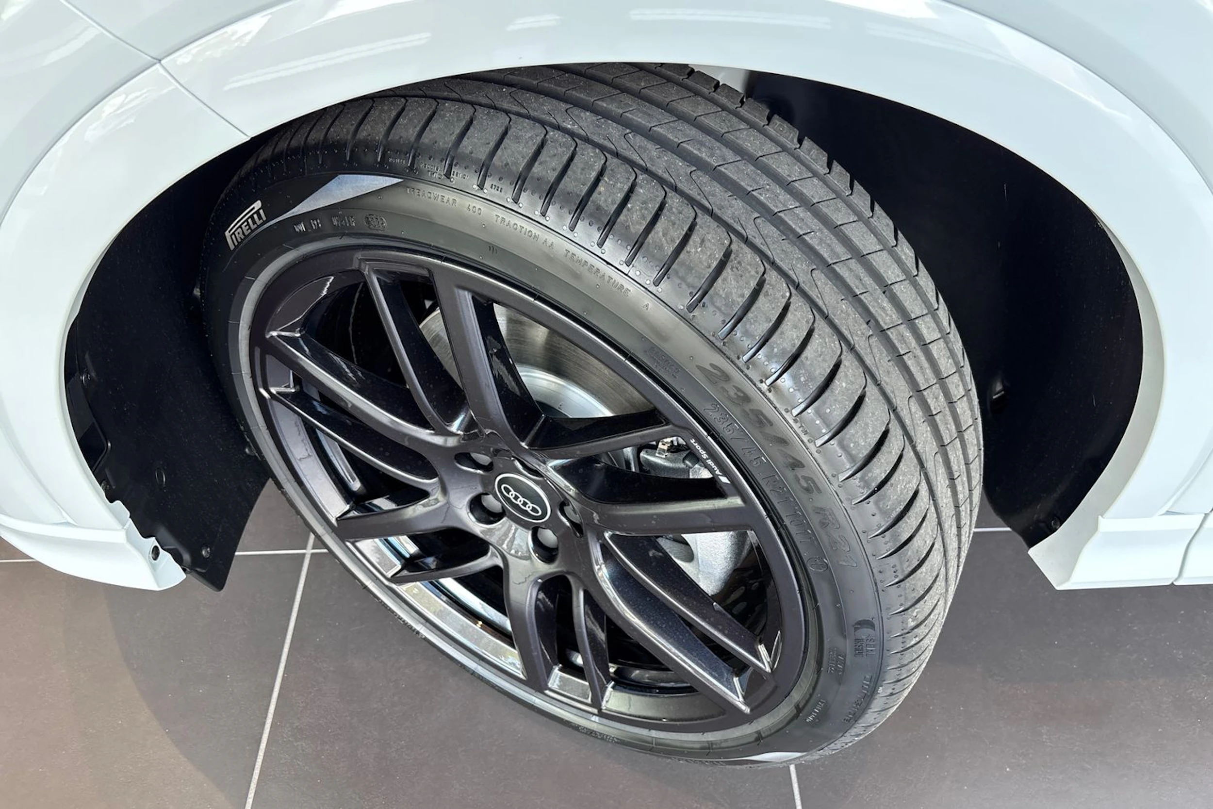 valkoinen Audi Q4 e-tron 2026 kuva 10.