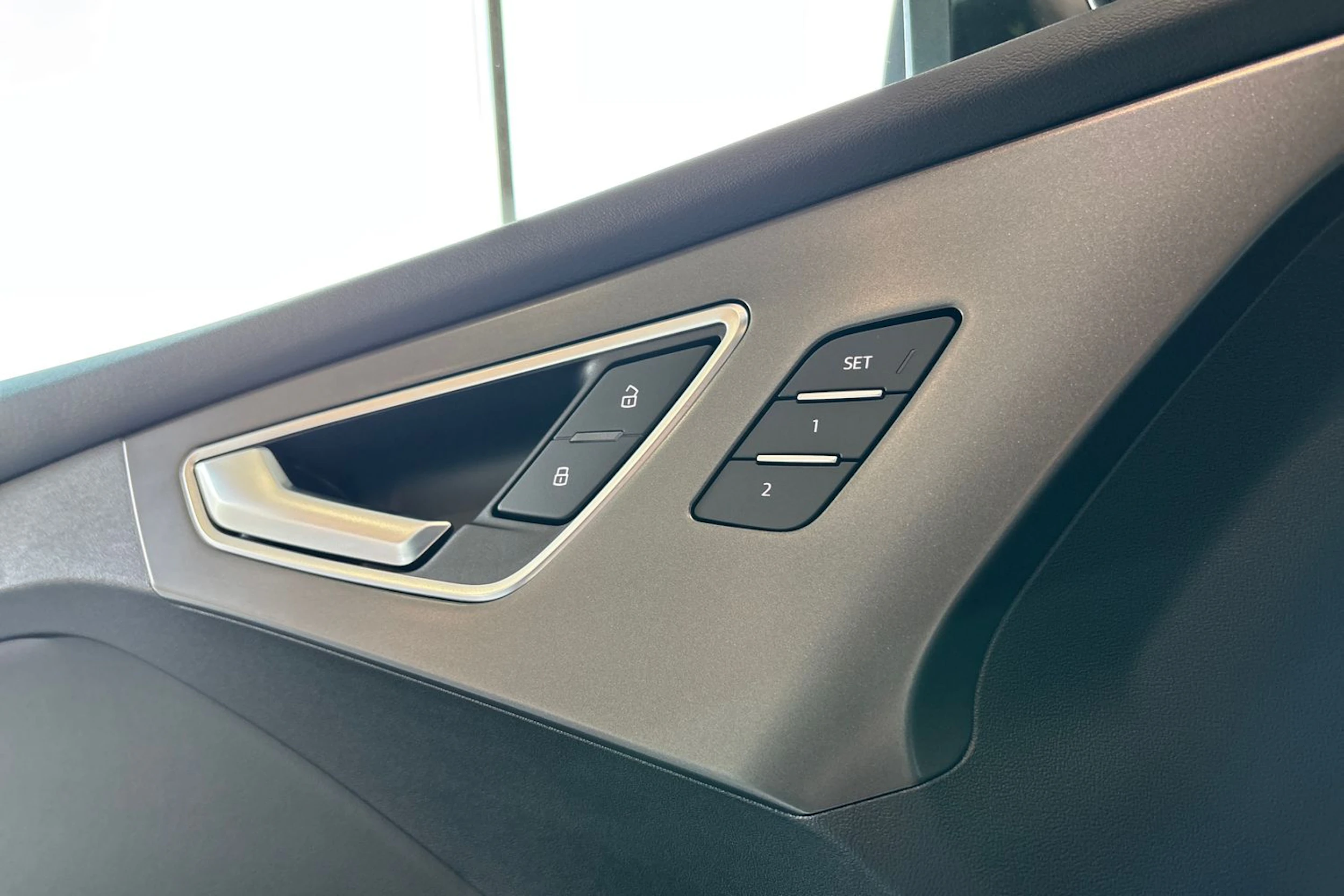 valkoinen Audi Q4 e-tron 2026 kuva 15.