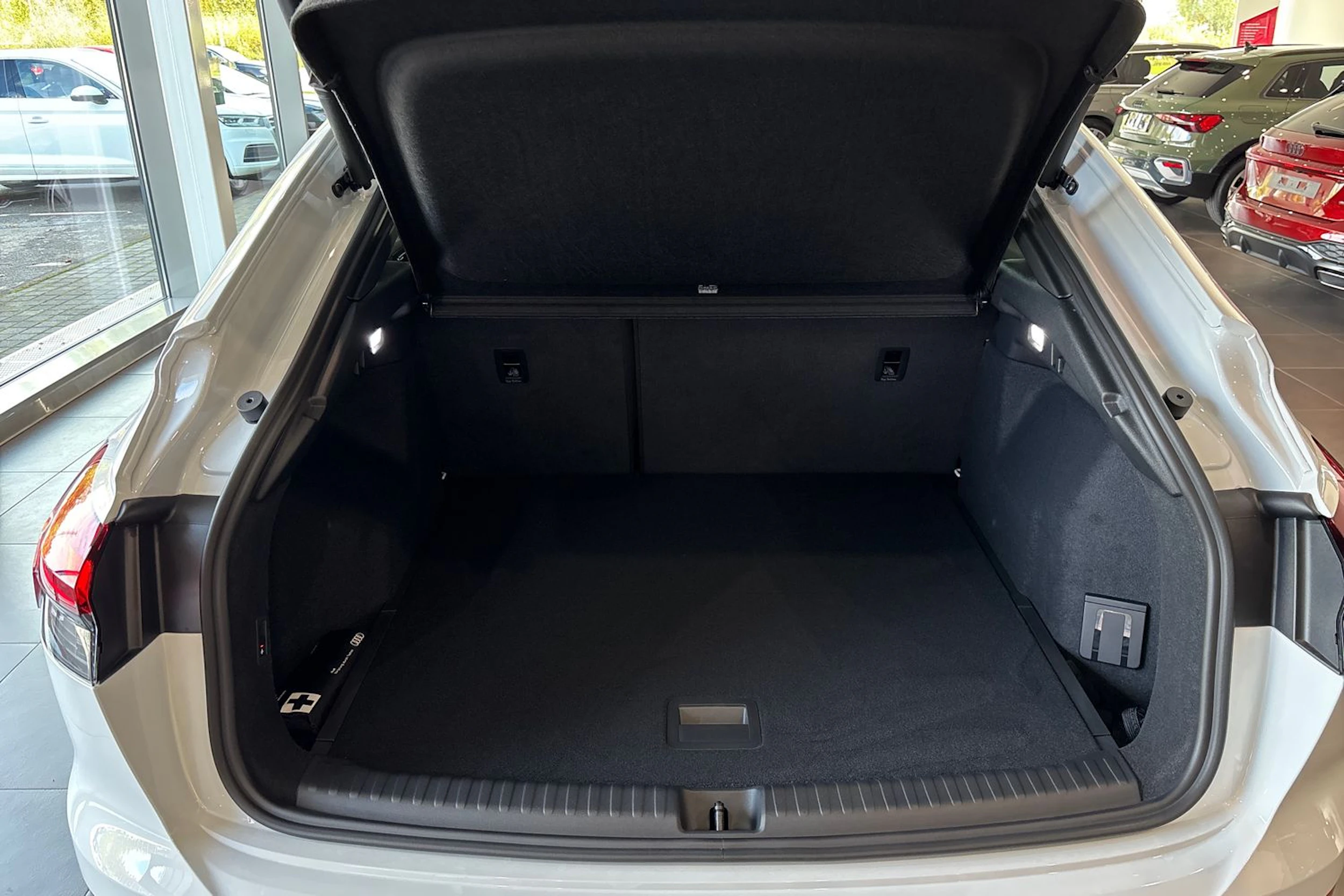 valkoinen Audi Q4 e-tron 2026 kuva 19.