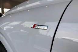 valkoinen Audi Q4 e-tron 2026 kuva 22.